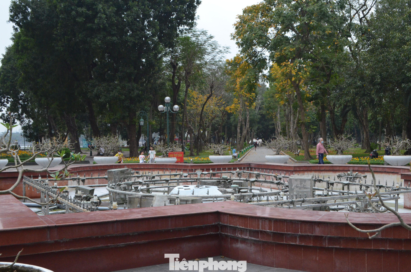 Một đài phun nước ở khu vực cổng vào trơ đáy.