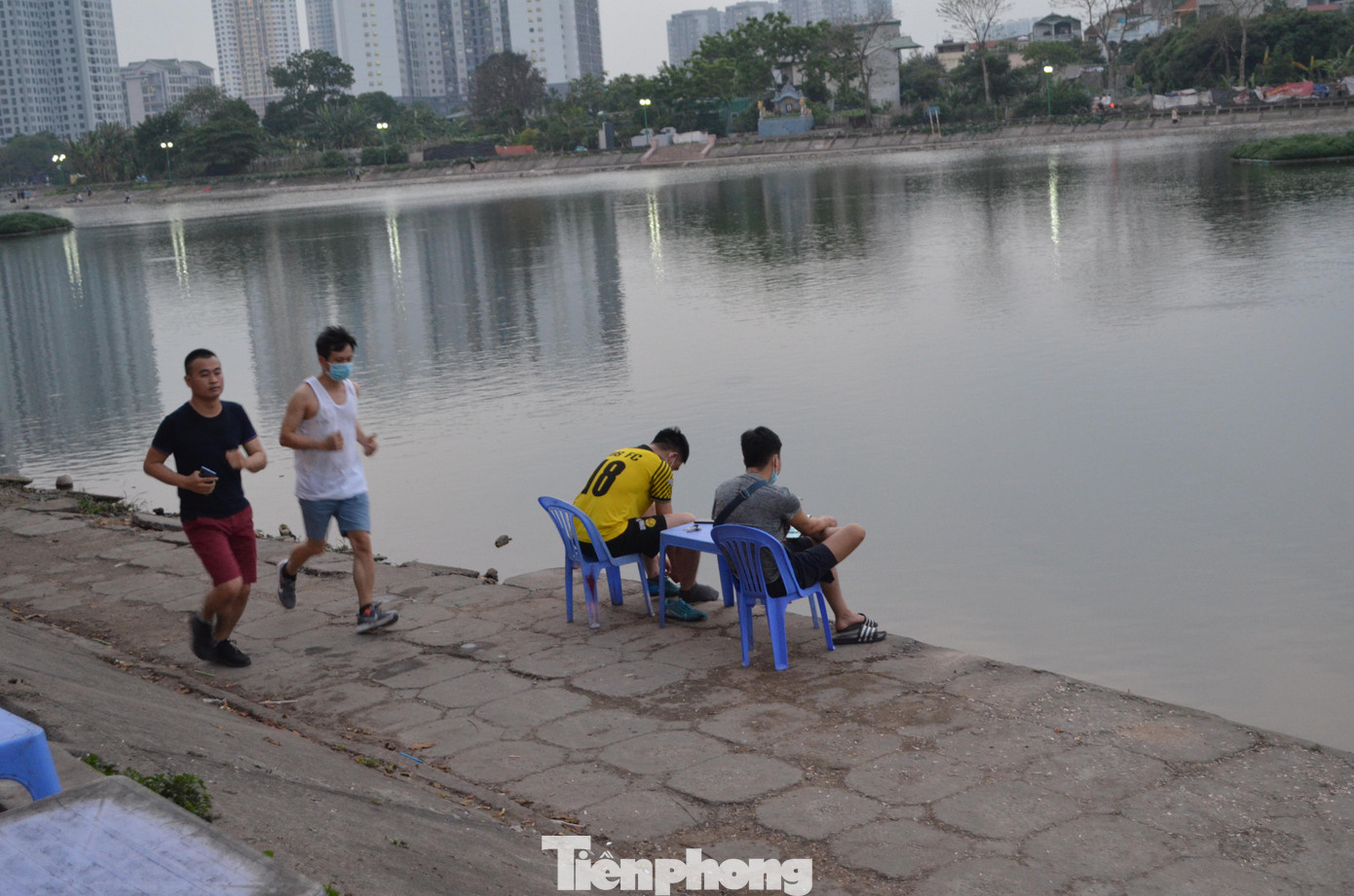 Cũng tại hồ Định Công này, chủ quán sẵn sàng kê bàn ghế xuống bờ kè cho thực khách ngồi, khiến cảnh tượng nhếch nhác, mất mỹ quan đô thị.