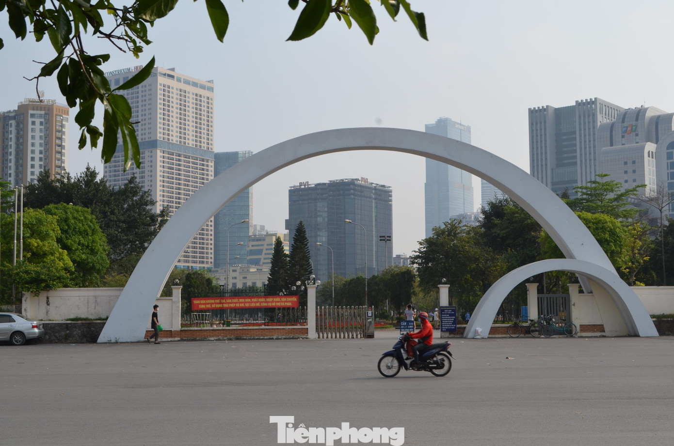 Công viên Cầu Giấy tọa lạc tại phường Dịch Vọng (quận Cầu Giấy, TP. Hà Nội) được đầu tư, cải tạo thành khu vui chơi tổng hợp dành riêng cho trẻ em từ năm 2013, với số vốn 8 tỷ đồng bằng nguồn vốn xã hội hóa.