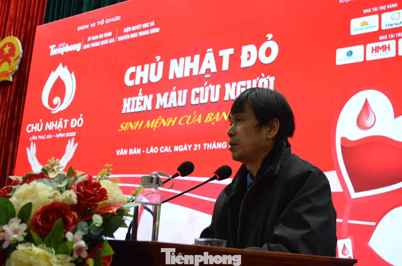 Phát biểu tại chương trình, nhà báo Nguyễn Huy Lộc - Ủy viên Ban biên tập báo Tiền Phong, cho biết, thời điểm trước, trong và sau Tết, các cơ sở y tế, bệnh viện rất khan hiếm máu để kịp thời cứu chữa cho bệnh nhân. Việc các ban ngành, đoàn thể huyện Văn Bàn đã phối hợp, tổ chức thành công ngày hội hiến máu trong điều kiện thời tiết xấu, dịch bệnh kéo dài là hết sức đáng trân trọng.