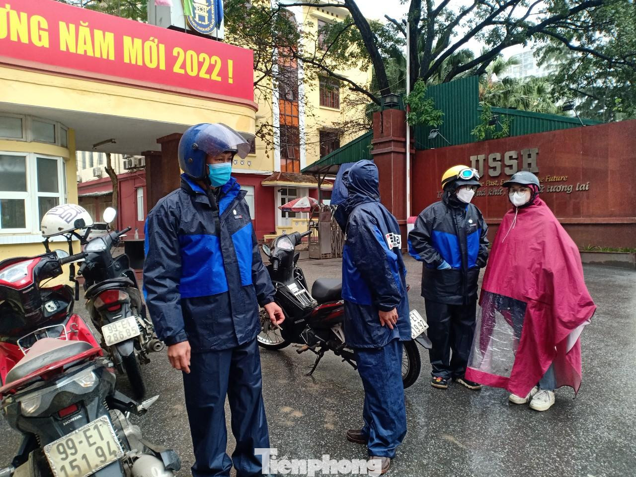 Dù mấy hôm nay, Hà Nội mưa rét triền miên nhưng bố con anh Tuyến vẫn quyết tâm lên đường. Hai người xuất phát bằng xe máy từ nhà ở huyện Quế Võ (Bắc Ninh) lúc 7h sáng. Đi cùng có hai bố con anh Thuyên, cùng thôn. Cả nhóm hy vọng đi sớm có thể tìm được phòng trọ cho hai người con gái lần đầu trong đời xa nhà. Có mặt ở Hà Nội lúc gần 9h sáng, trước tiên, mấy bố con dò đường đến thăm hai trường hai tân sinh viên nhập học.