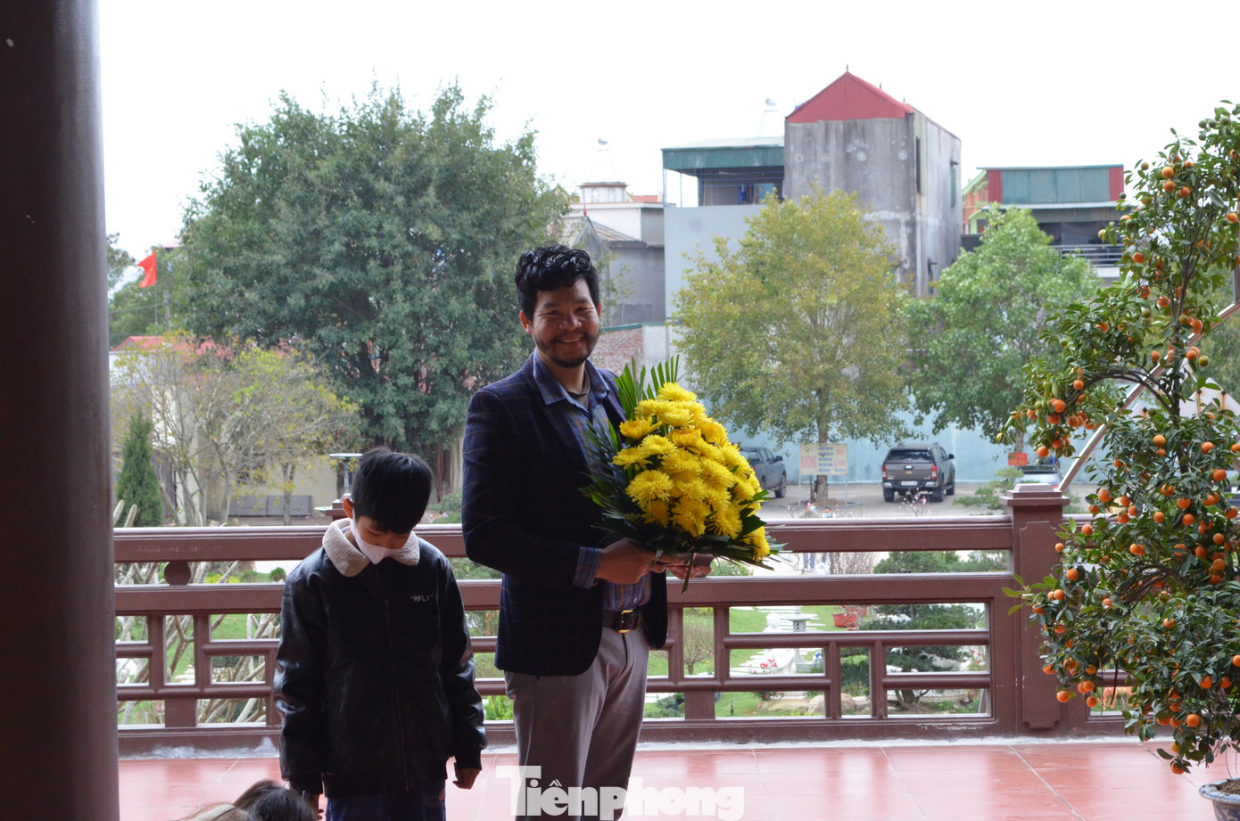 Một người dân ở tại xã chia sẻ, năm nào gia đình anh cũng đến vãn cảnh chùa, cầu mong bình an vào buổi sáng ngày đầu tiên của năm mới.