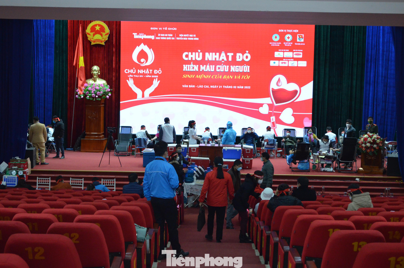 Quang cảnh ngày hội hiến máu Chủ Nhật Đỏ tại huyện Văn Bàn (Lào Cai).