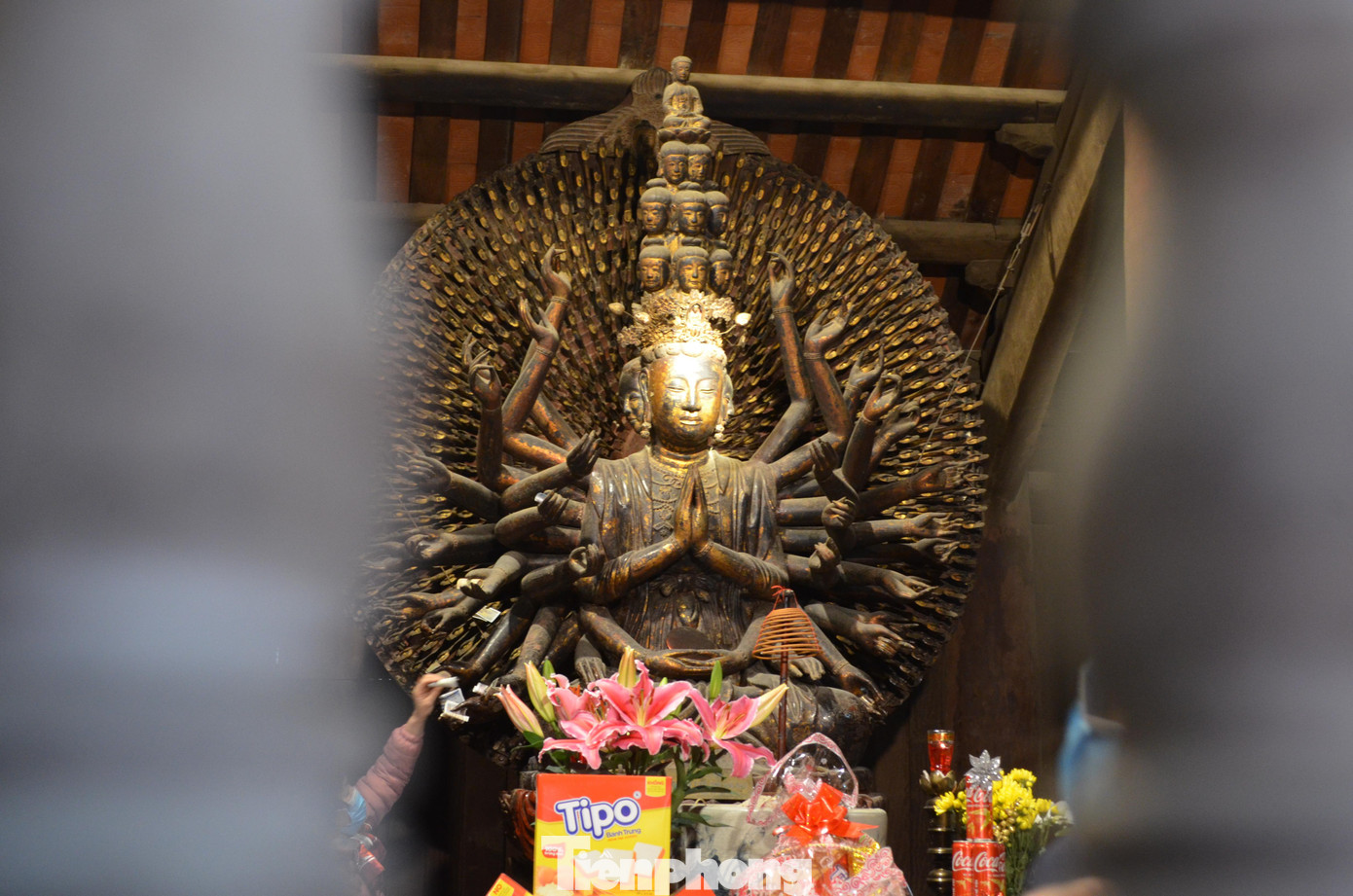 Người dân hành lễ tại khu tượng Phật nghìn mắt nghìn tay – bảo vật quốc gia và được coi là một tuyệt tác về nghệ thuật điêu khắc.