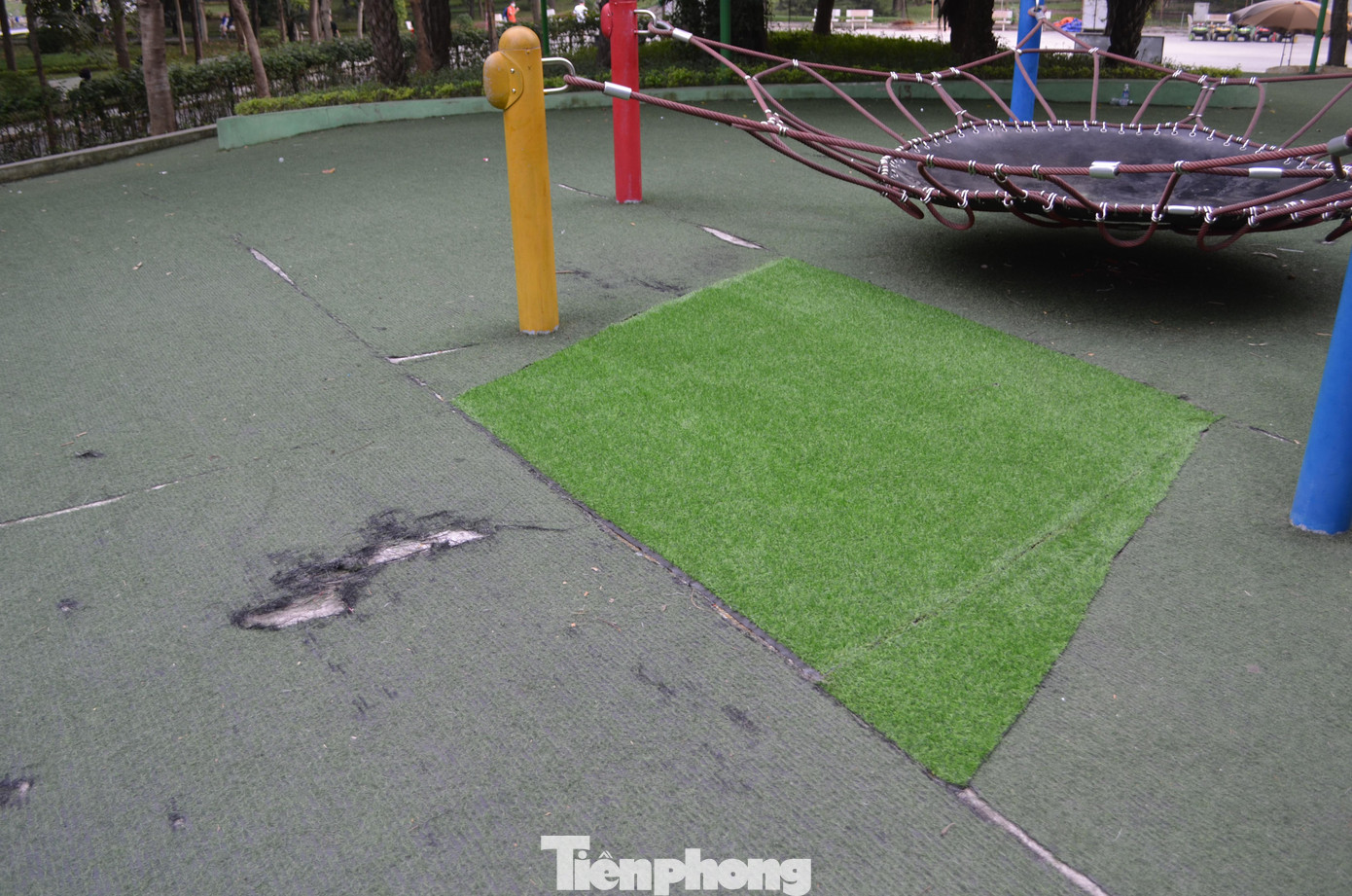 Người dân cho biết, hiện tượng trên đã diễn ra nhiều ngày. Ghi nhận của Tiền Phong ngày 26/4, các nhân viên của Công ty Cây xanh Hà Nội đang tiến hành khắc phục bằng cách vá lại những vị trí bị rách.