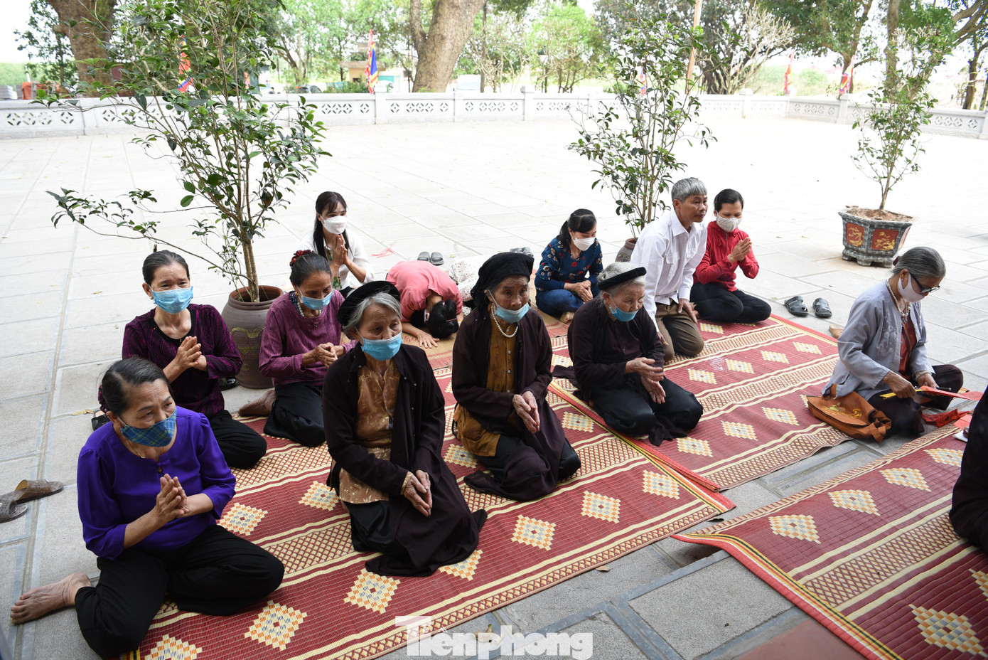 Các cụ cao niên ở địa phương tiến hành cúng tế trong khu vực điện thờ chính của đền.