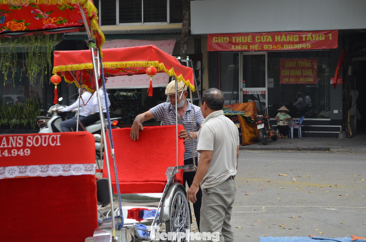 Một số tranh thủ sửa lại xích lô trong lúc vắng khách.