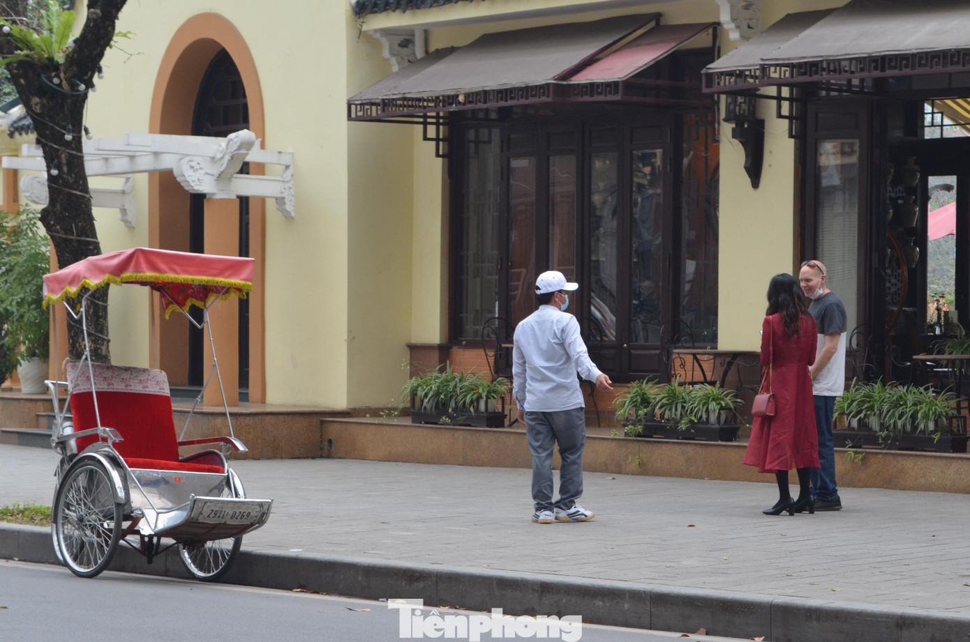 Một tài xế cố gắng mời chào 2 vị khách quốc tế.