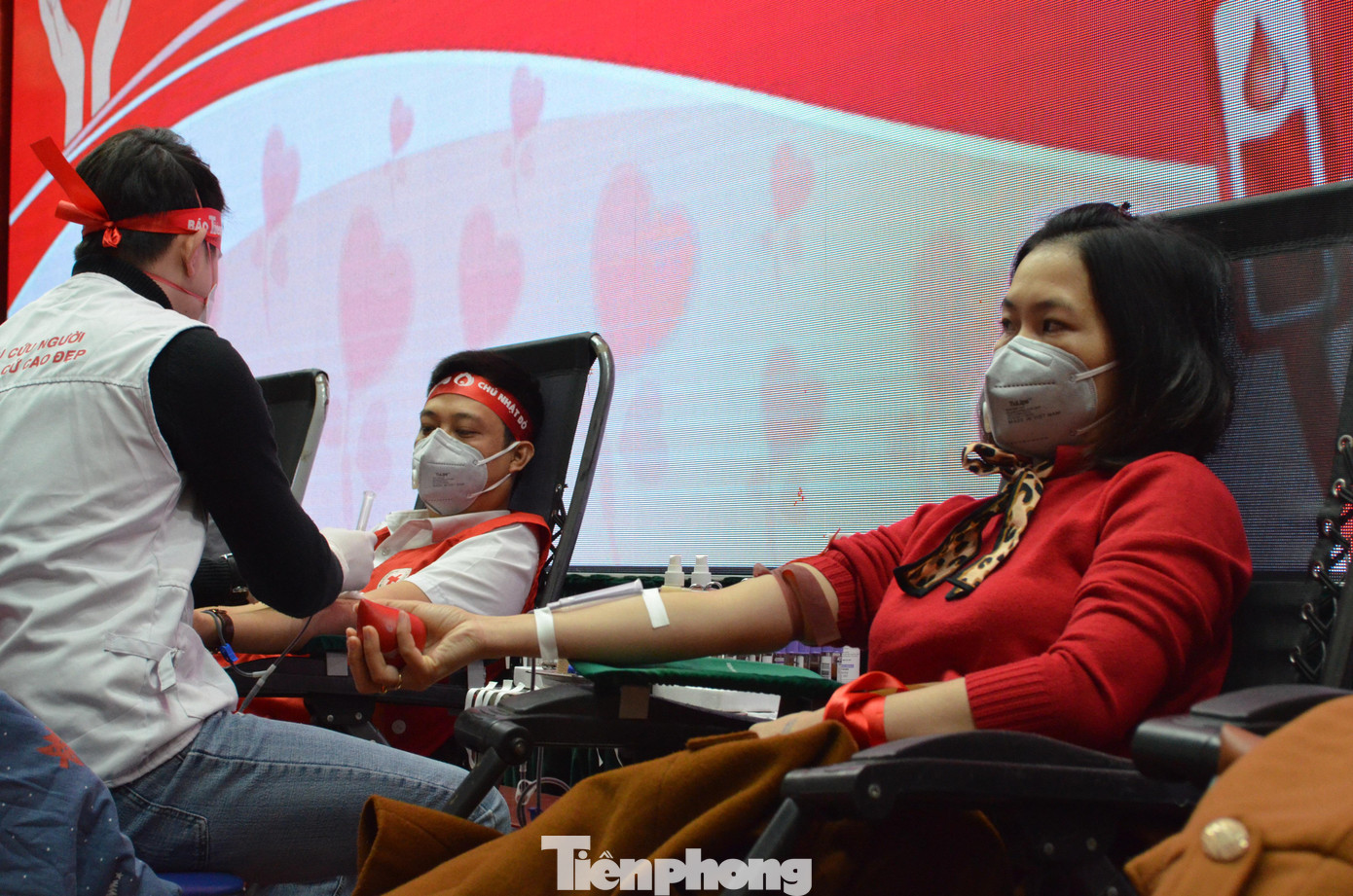 Chia sẻ với PV Tiền Phong tại điểm hiến máu, vợ chồng anh Đào Văn Vinh – Trần Thu Trang (trong ảnh), hiện đang công tác ở Phòng giáo dục huyện Văn Bàn cho hay, cứ mỗi lần trên địa bàn tổ chức ngày hiến máu, anh chị đều cố gắng tham gia. Vừa ngồi ghế để các nhân viên của Viện Huyết học tiến hành lấy máu, anh Vinh vui vẻ tâm sự rằng anh đã không nhớ chính xác mình đã hiến mười mấy lần. “Đối với cá nhân tôi, hiến máu giống như một thói quen đẹp. Mình bỏ ra chút công sức nho nhỏ để trao gửi đến những bệnh nhân những giọt máu đào. Hiện nay, tôi còn là trưởng nhóm một câu lạc bộ hiến máu cùng nhiều tình nguyện viên sẵn sàng bất cứ lúc nào để cung cấp lượng máu cần thiết cho bệnh nhân”, anh Vinh cho hay.