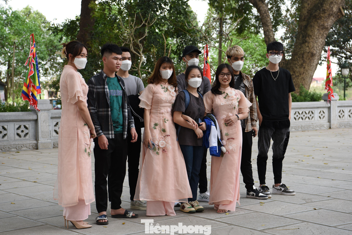 Tại đây, cũng thu hút nhiều bạn trẻ đến thăm quan, chụp ảnh kỷ niệm.