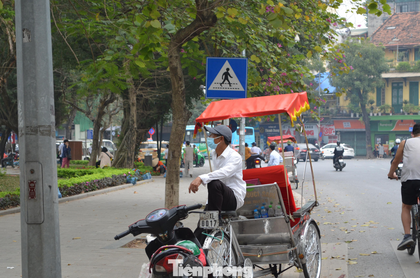 Theo các tài xế xích lô tại đây, trước đây có hàng trăm người sống bằng nghề đạp xích lô ở phố cổ nhưng nay giảm chỉ còn vài chục người bám trụ. Đa số họ đều là những người lao động ngoại tỉnh đã nhiều tuổi, không thể làm những công việc nặng nhọc.