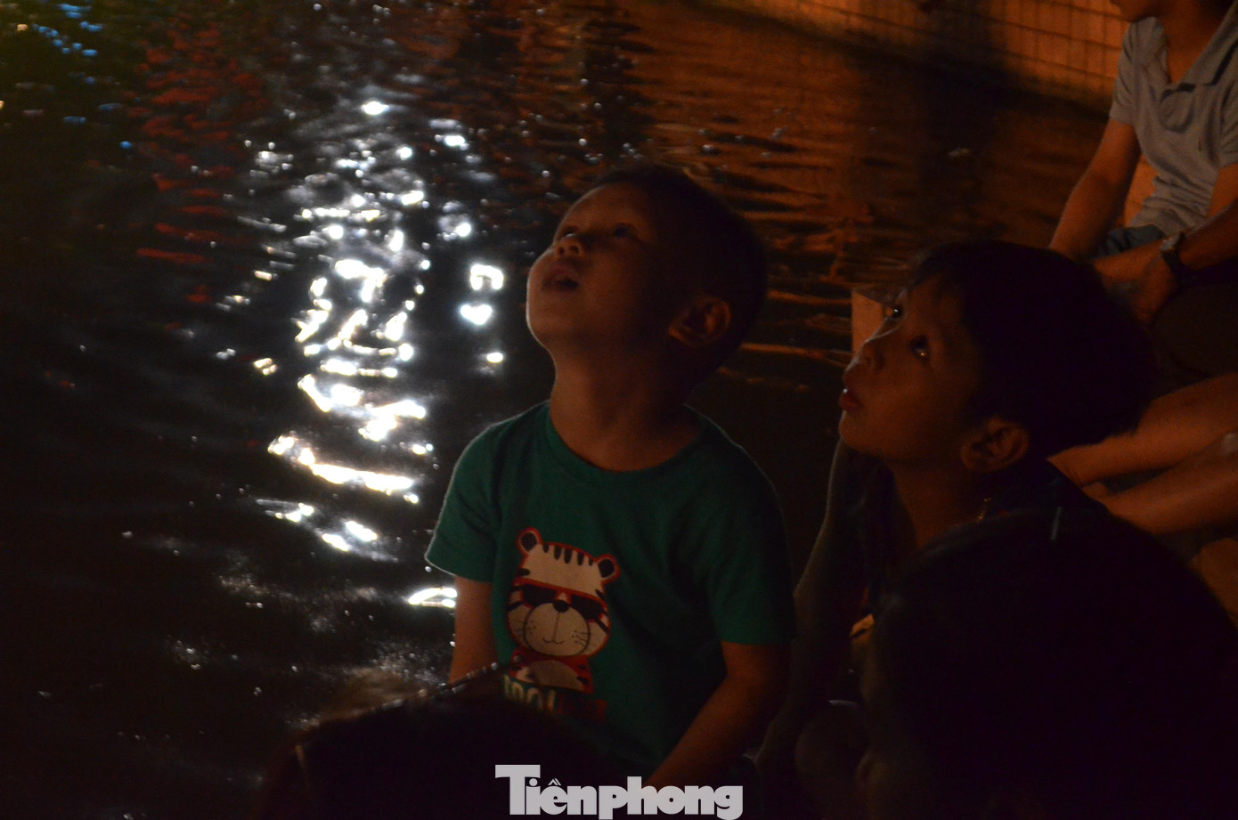 Trẻ em háo hức xem pháo hoa