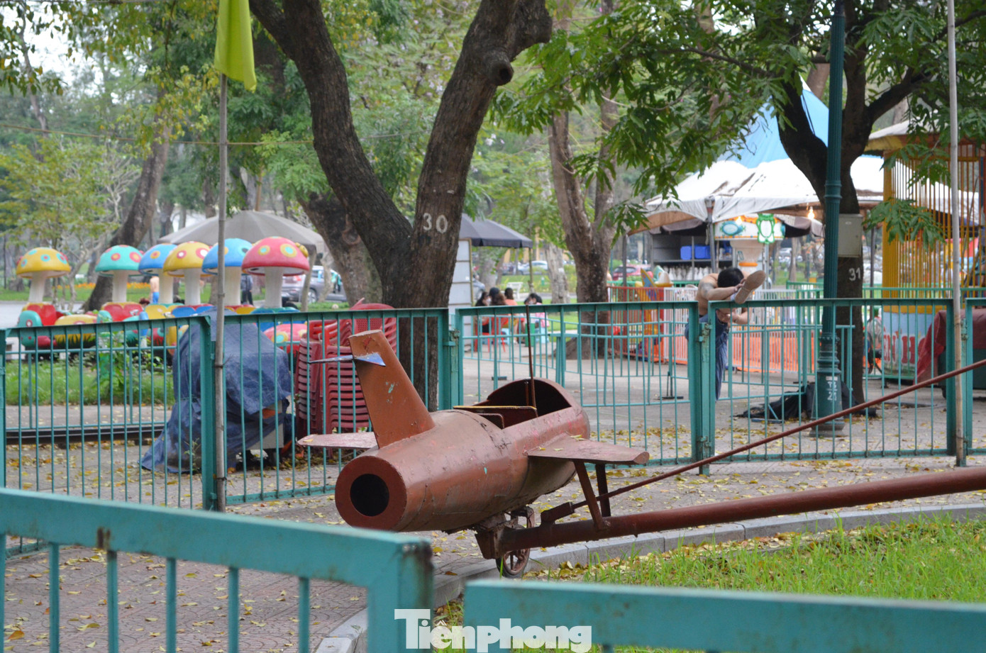 Nhiều nơi vắng bóng nhân viên...