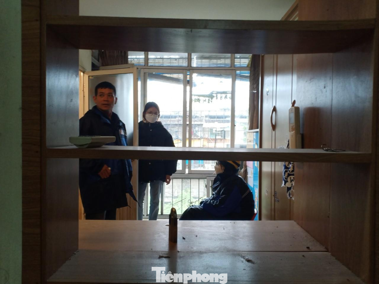 Sau thời gian cả ngày “đội mưa”, nhóm tưởng phải quay về thì may gặp được cặp vợ chồng ngỏ ý muốn cho thuê căn hộ chung cư trên phố Nguyễn Quý Đức. Căn hộ nằm ở tầng 5 có diện tích khoảng 30m2 với mức giá 3 triệu đồng/tháng; đầy đủ bàn ghế học tập, tủ quần áo, tủ lạnh. Tòa nhà chủ yếu gồm những cán bộ, viên chức nhà nước ở, lại cách hai trường học chưa đến cây số.