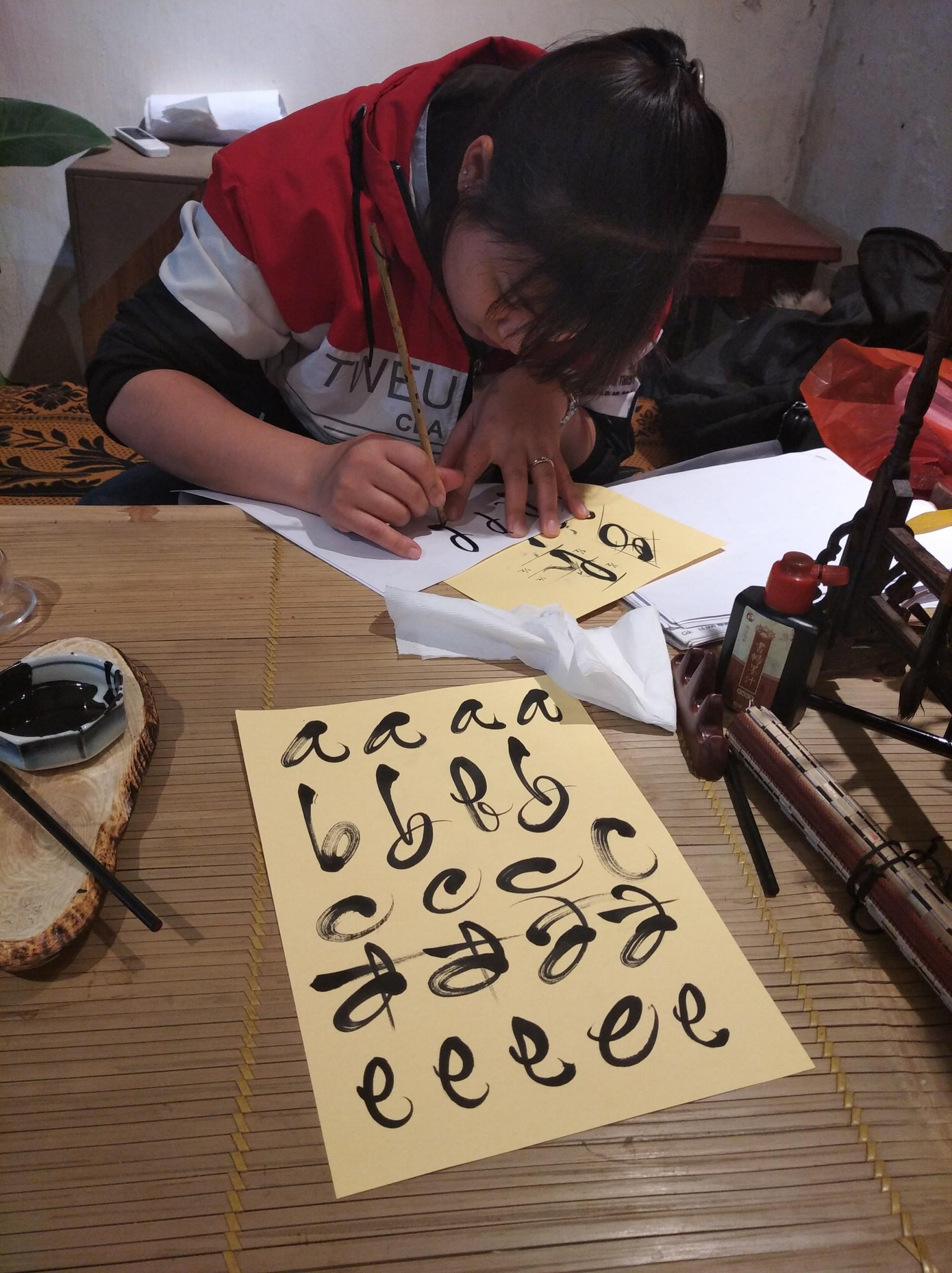 Ngoài ra, anh còn tận dụng thời gian rảnh mở những lớp dạy thư pháp cho các bạn trẻ với mong muốn lan tỏa những nét đẹp văn hóa truyền thống của dân tộc.