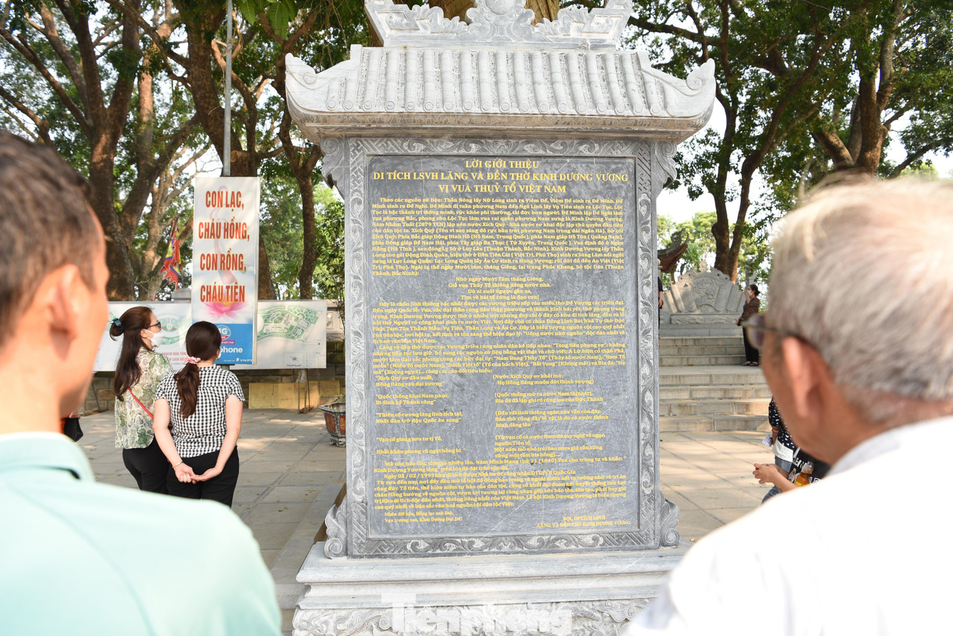 Kinh Dương Vương kết duyên với Thần Long sinh ra Lạc Long Quân. Sau đó, Lạc Long Quân kết duyên với Âu Cơ sinh ra Vua Hùng. Trong ảnh: Người dân chăm chú đọc lời giới thiệu về di tích lịch sử văn hóa lăng và đền thờ Kinh Dương Vương.