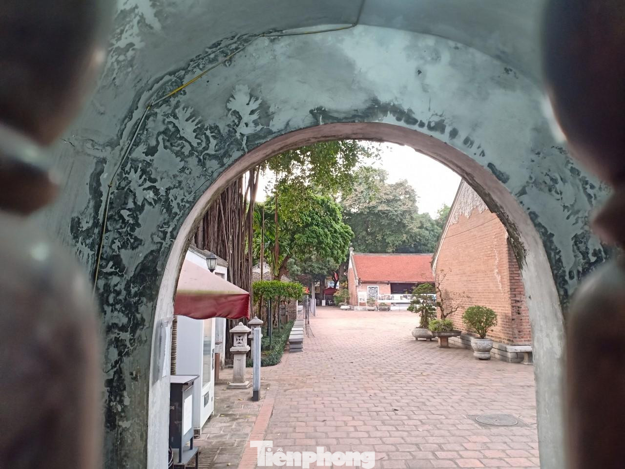 Người dân chỉ có thể đến thăm quan qua... những khe cửa.