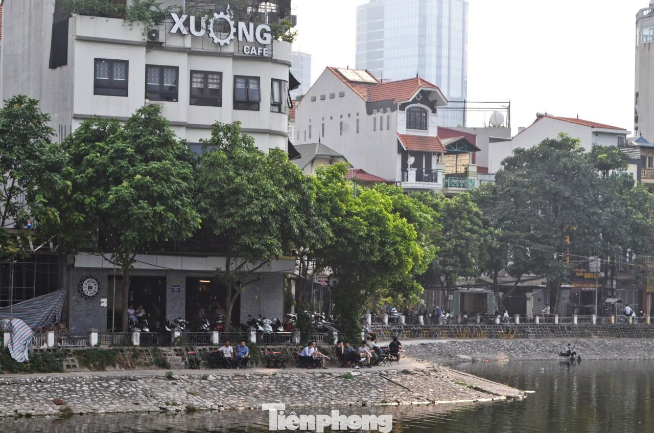 Khảo sát tại nhiều hồ ở trung tâm Thủ đô cho thấy, hiện tượng hàng loạt các hộ kinh doanh nhà hàng, cà phê lấn chiếm vỉa hè, đường ven hồ làm quán bia, dịch vụ ăn uống. Trong ảnh là hồ Hoàng Cầu, nằm tại khu vực giáp ranh giữa quận Đống Đa và quận Ba Đình.