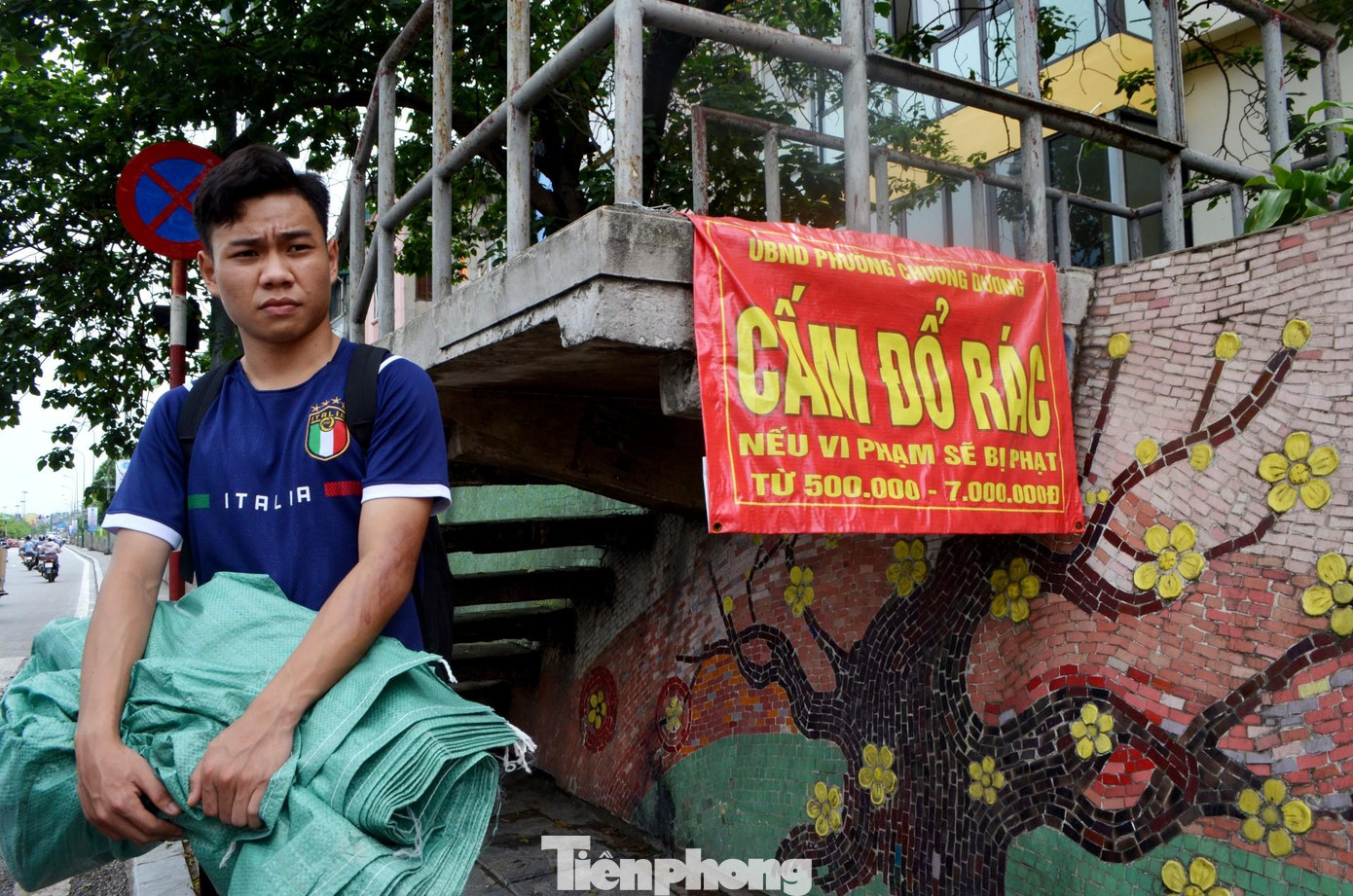 Dù đã có biển treo cấm đổ rác của UBND phường Chương Dương...