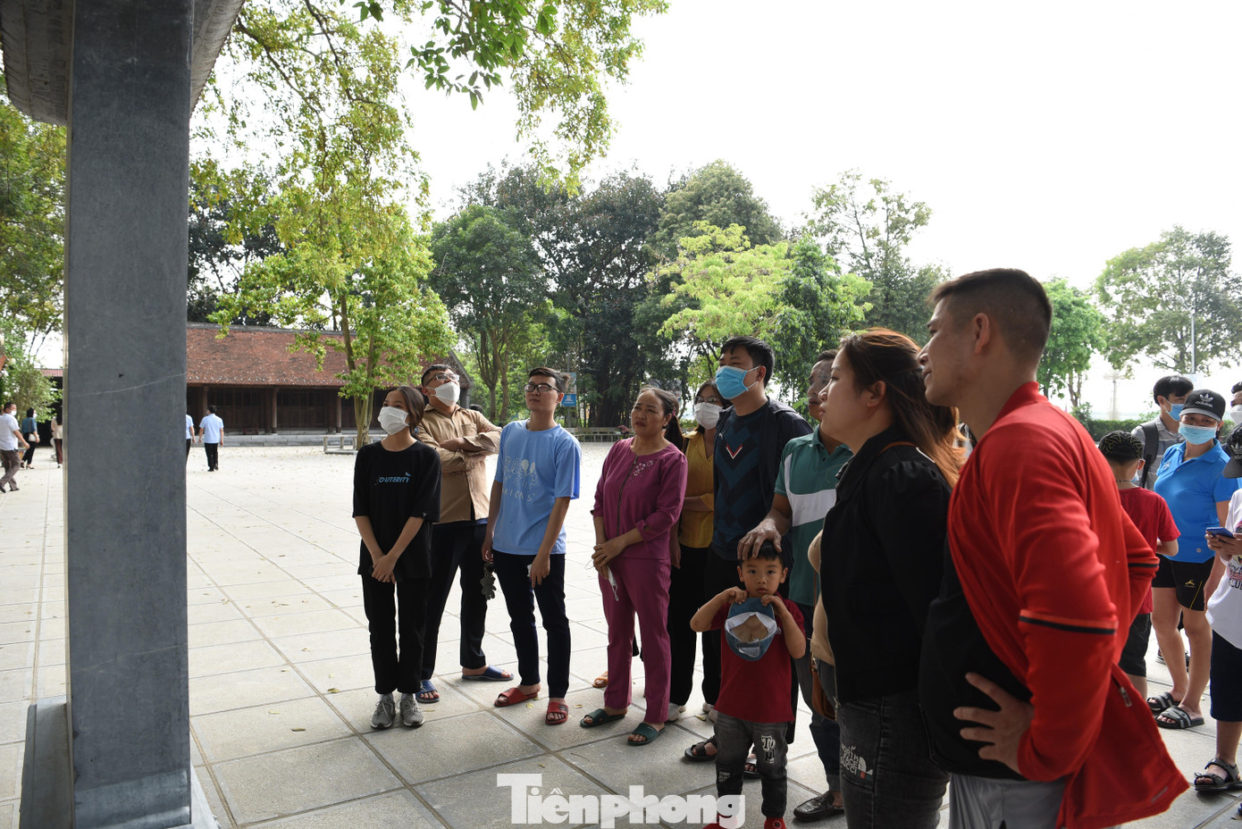 Nội dung bia đá giới thiệu về di tích có ghi: Năm 2879 TCN, Kinh Dương Vương, còn gọi là Lộc Tục, lập nên Nhà nước Xích Quỷ, nhà nước sơ khai độc lập có chủ quyền đầu tiên của dân tộc ta.