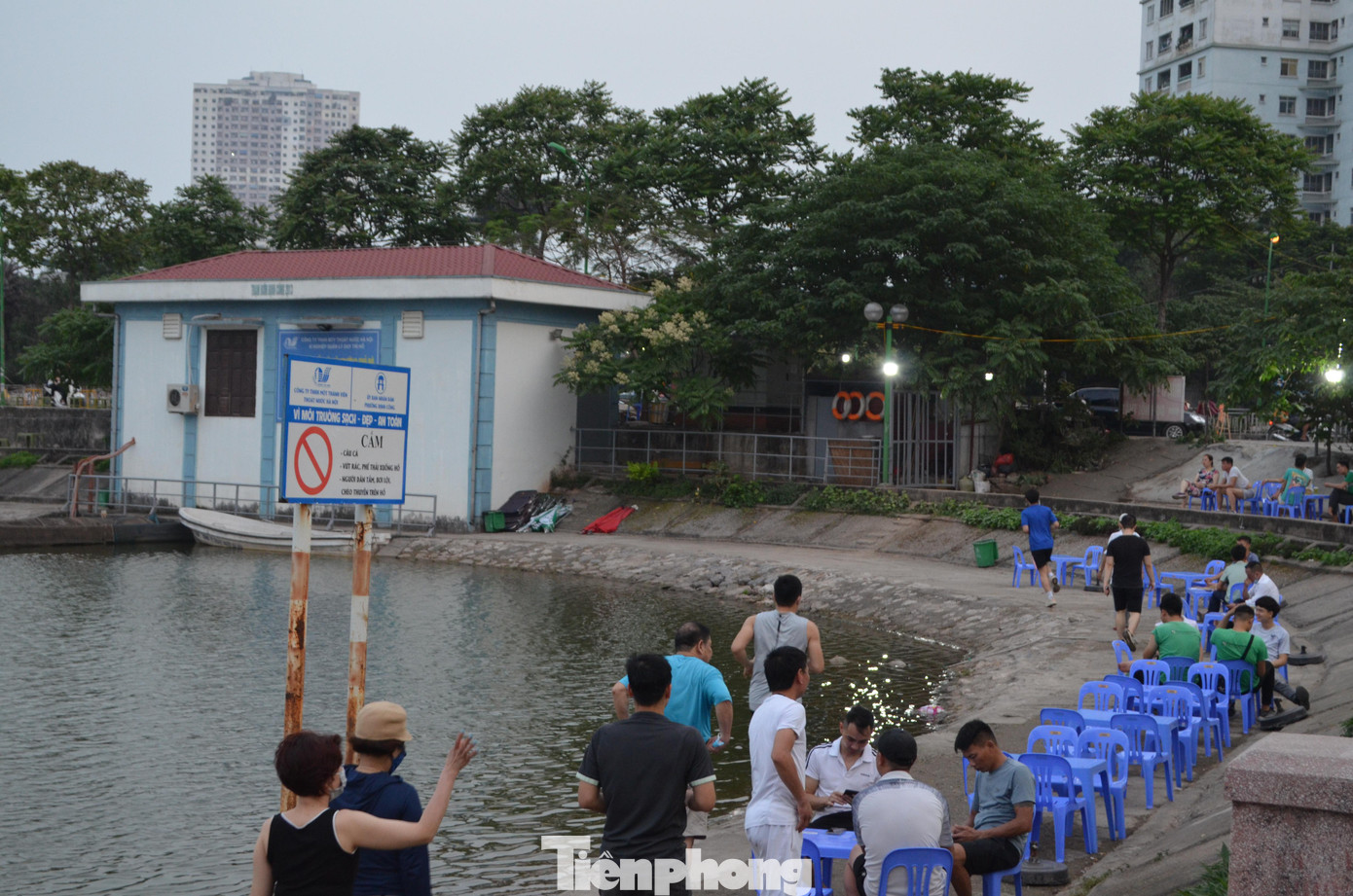 Việc bán hàng quán ở đường ven hồ làm cản trở việc tập thể dục, tản bộ của người dân. Hình ảnh ghi nhận tại hồ Định Công, thuộc phường Định Công, quận Hoàng Mai.