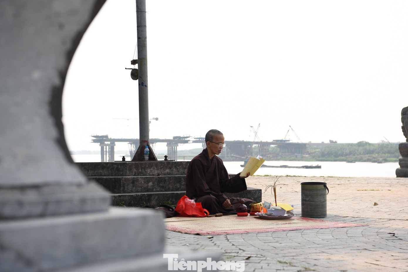 Theo thông lệ, ngày 16 tháng Giêng hằng năm, làng Á Lữ tổ chức rước nước từ sông Đuống về đình đền để tế lễ quanh năm. Đến ngày 18 tháng Giêng, dân làng mở hội để tri ân những bậc thủy tổ dân tộc có công khai mở nước. Dịp Giỗ các Vua Hùng cũng là dịp khách thập phương đến thắp hương, chiêm bái anh linh của Kinh Dương Vương.