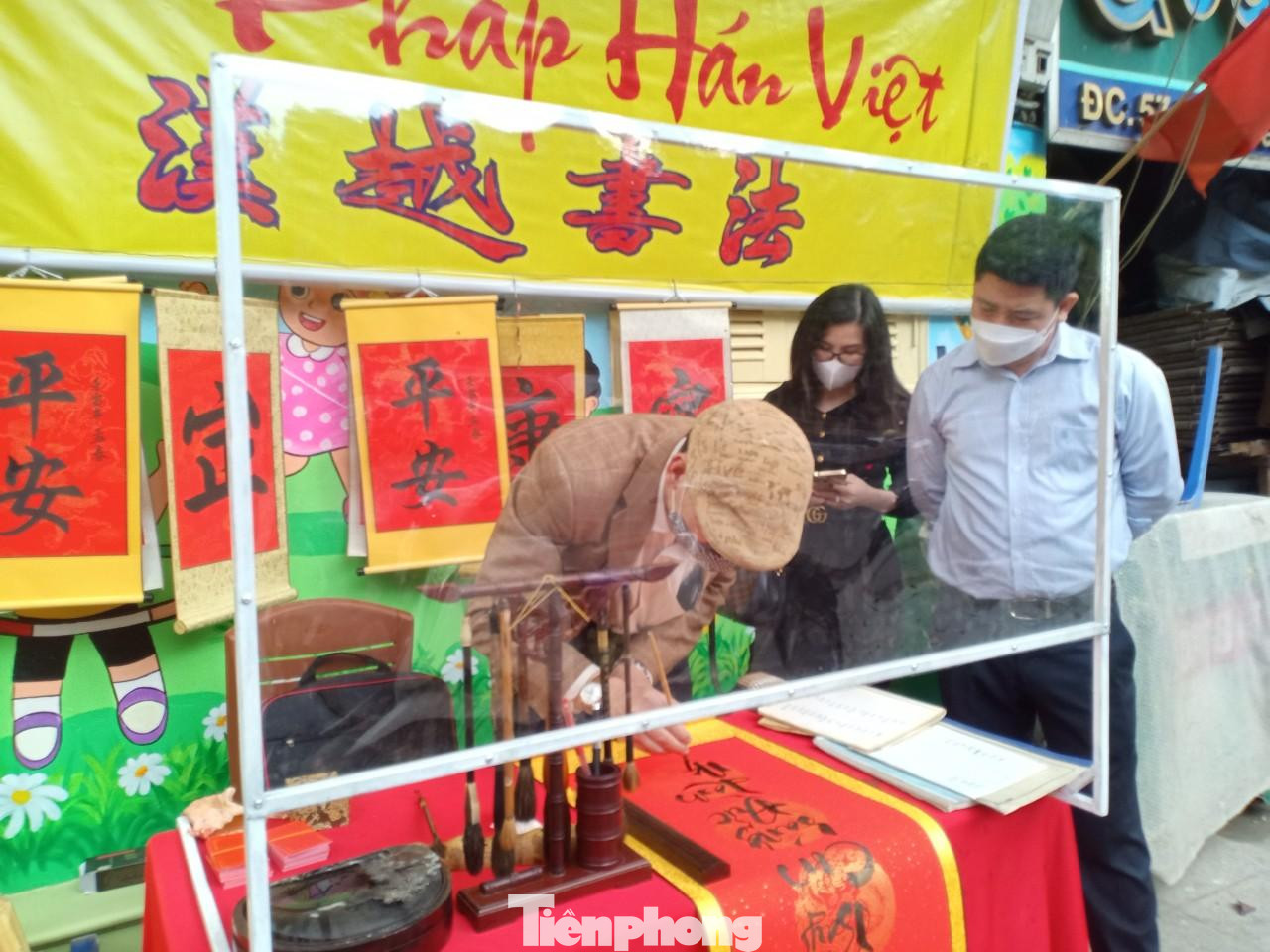 Tại số 57 Văn Miếu, một câu lạc bộ Hán Nôm tổ chức cho chữ theo nhu cầu của người dân. Các tấm kính tấm giọt bắn được dựng lên nhằm đảm bảo an toàn cho mọi người.