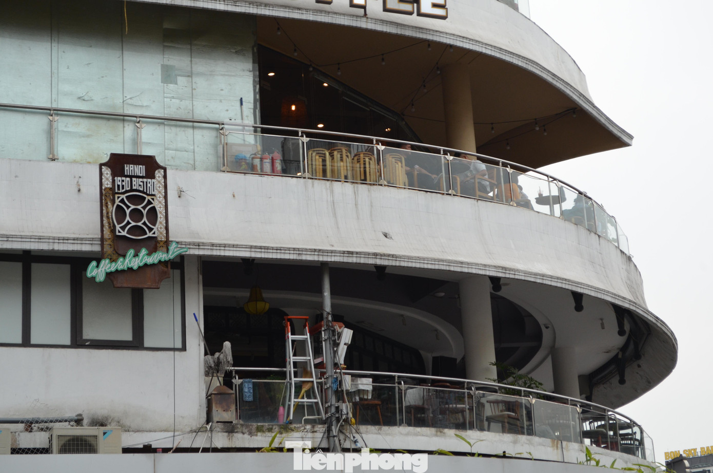 Số lượng khách lui tới chỉ lác đác vài người.