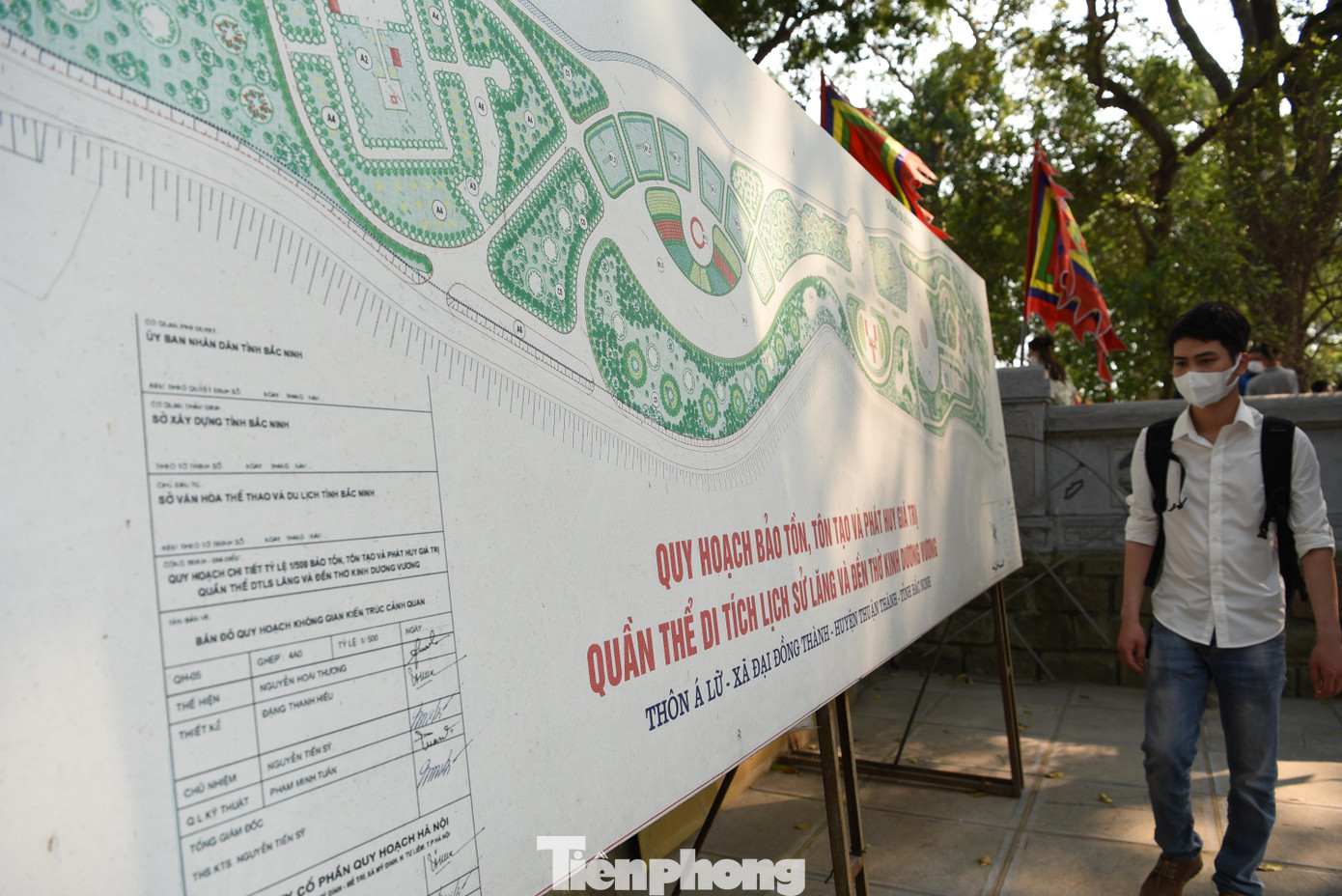 Khu lăng mộ và đền thờ Kinh Dương Vương nằm trong cụm di tích Kinh Dương Vương có tổng diện tích 36 hecta, được UBND tỉnh Bắc Ninh phê duyệt năm 2012. Sau nhiều lần tu sửa, đến nay, kiến trúc khu lăng mộ gồm: Cổng lăng, phần mộ vua Kinh Dương Vương, hai bên tả hữu là bốn nhà Văn chỉ, Võ chỉ và nhà khách.