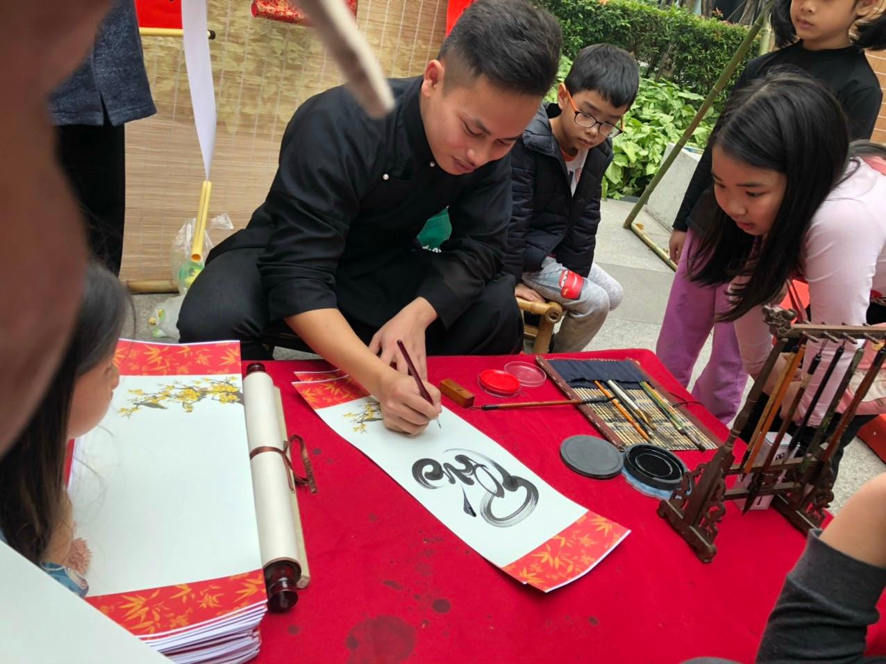 “Cứ đến tầm này, 5 năm qua, tôi hầu như kín lịch. Cứ buổi tối tôi chuẩn bị họa cụ hoặc tranh thủ ngồi viết những bức thư pháp số lượng lớn do khách đặt trước. Ban ngày phóng xe máy đi các chương trình sự kiện tất niên của các cơ quan, công ty tổ chức cho người lao động”, chàng trai 24 tuổi chia sẻ.