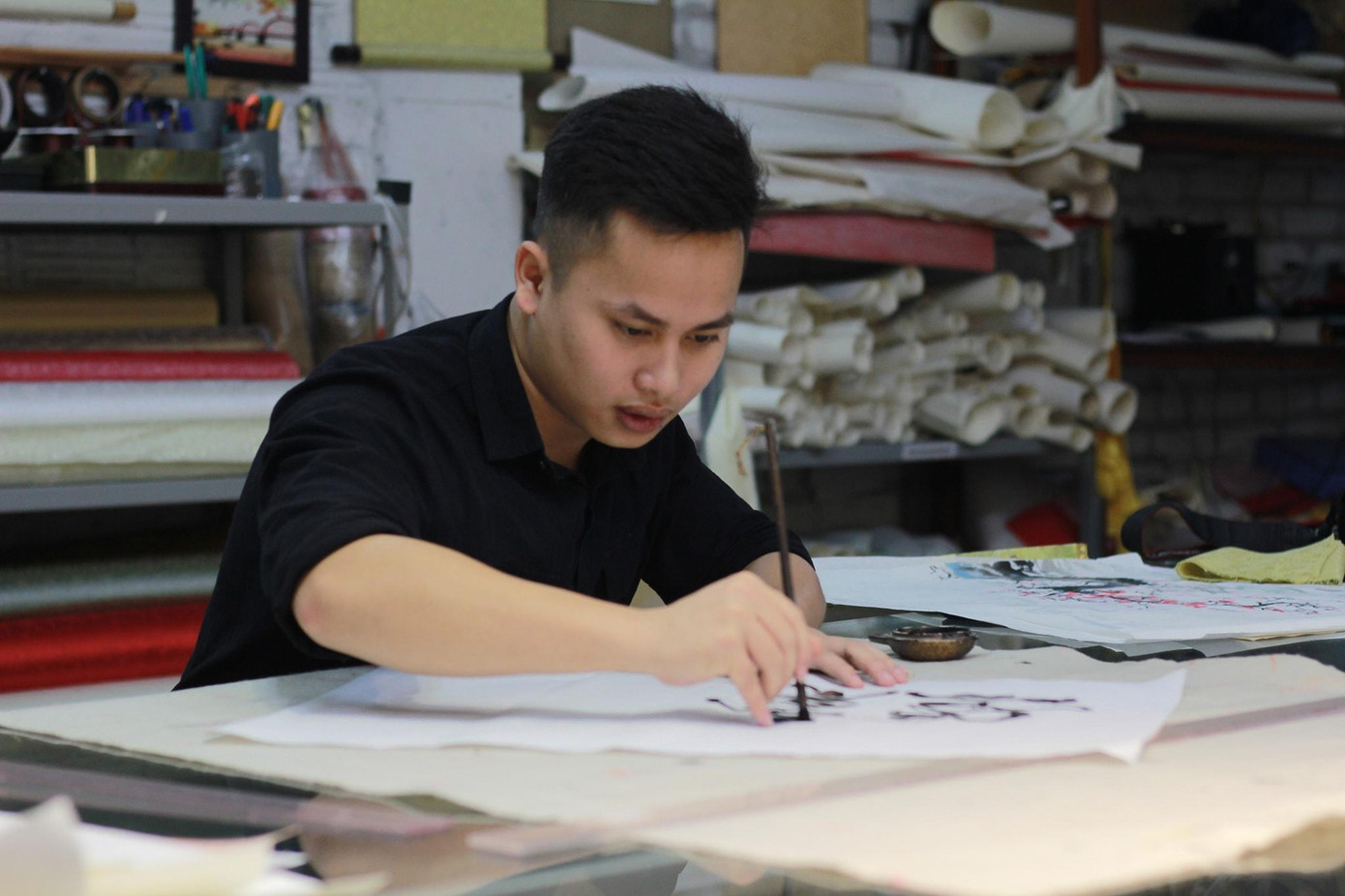 Tâm sự với PV Tiền Phong, Tuấn cho biết từ nhỏ, anh đã thấy thích thú khi bắt gặp những con chữ có hình thù đẹp mắt, uốn lượn. Khi ấy, không ai có chỉ dẫn, Tuấn chỉ tự tìm hiểu, mày mò rồi bắt chước vẽ theo. Ở quê lại không có những họa cụ cần thiết, Tuấn dùng những chồng báo cũ làm giấy, lông động vật làm bút để thực hành.