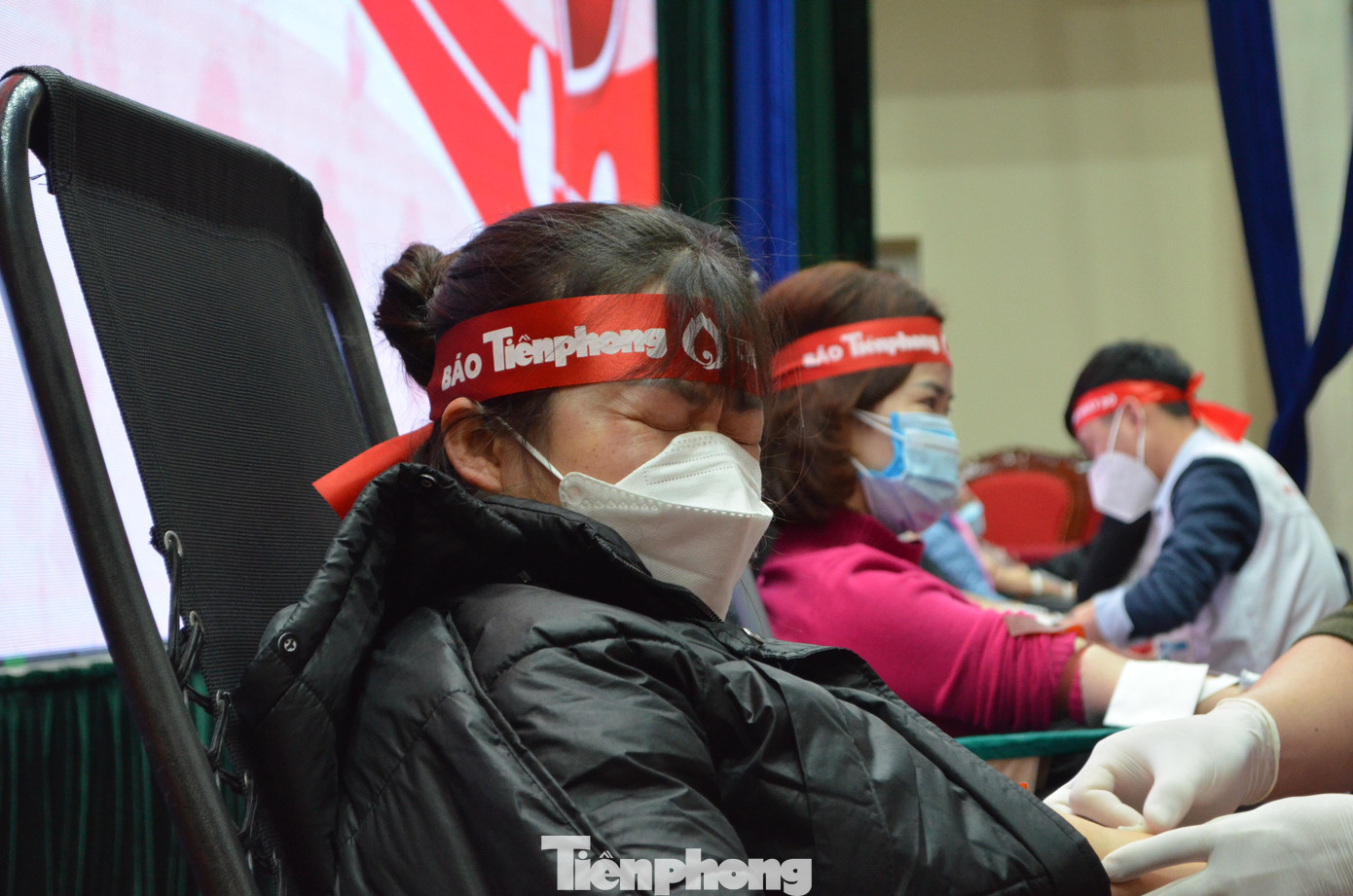 Ngồi cạnh vợ chồng anh Vinh, chị Hoàng Thị Tâm hiện đang công tác tại UBND xã Thẩm Dương, huyện Văn Bàn cho biết, đây đã lần thứ 3 chị tham gia tình nguyện hiến máu. Vừa nhắm mắt vì hồi hộp, người phụ nữ 29 tuổi cho hay, chị rất sợ kim tiêm nhưng khi hiến được những giọt máu của mình, chị cảm thấy rất nhẹ nhõm, tự hào và hạnh phúc. Chị Tâm mong rằng, các bạn trẻ hãy bằng nhiệt huyết của mình cùng chung tay san sẻ yêu thương, tiếp sức cho các bệnh nhân chiến đấu bệnh tật.