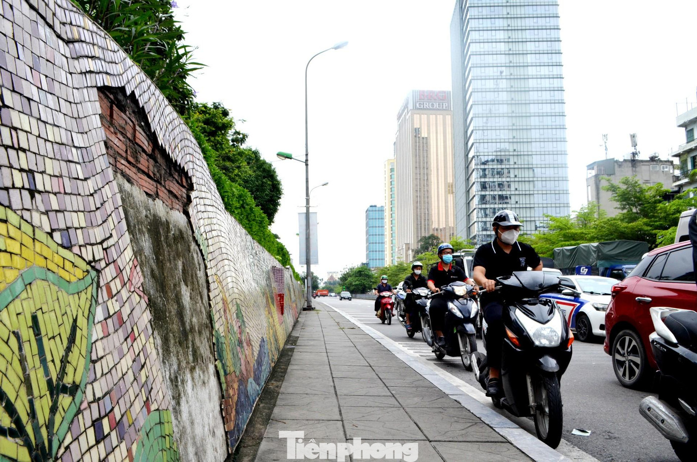 Công trình này đã nhận được giải thưởng “Bùi Xuân Phái vì tình yêu Hà Nội” năm 2008 và đạt kỷ lục Guinness thế giới về bức tranh gốm dài nhất thế giới. Trước tình trạng xuống cấp, nhiều năm qua, công trình này đã được cơ quan chức năng tiến hành trùng tu, cải tạo.