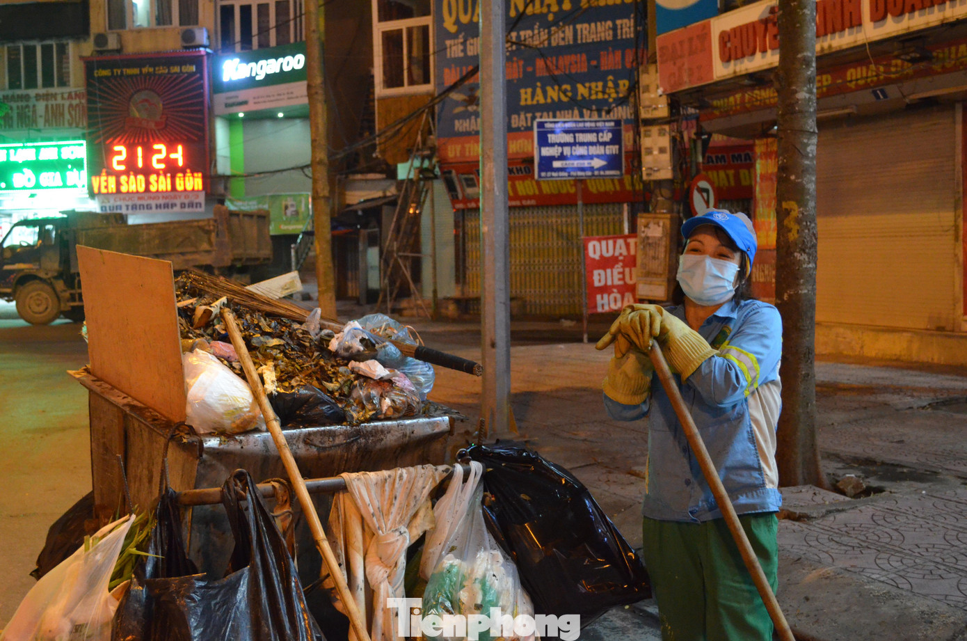Tâm sự với Tiền Phong, chị Nhâm cho biết anh chị có 3 đứa con đều nhỏ tuổi. Để có thời gian chăm sóc các cháu, anh chị xin làm trái ca. Vì vậy, hai người chỉ có vài tiếng đồng hồ gặp nhau trong ngày.