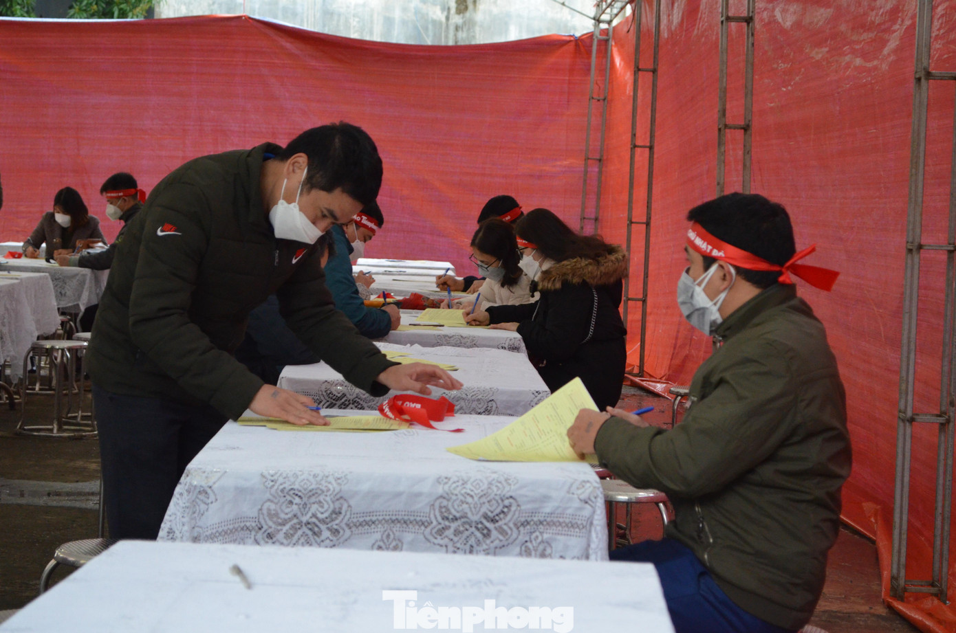 Dù buổi sáng sớm tại hội trường UBND huyện Văn Bàn mưa lạnh chỉ khoảng 7 độ C, nhưng vẫn rất đông người dân, cán bộ, đoàn viên thanh niên, giáo viên… từ các xã vùng cao thuộc địa bàn huyện đến tham gia hiến máu.