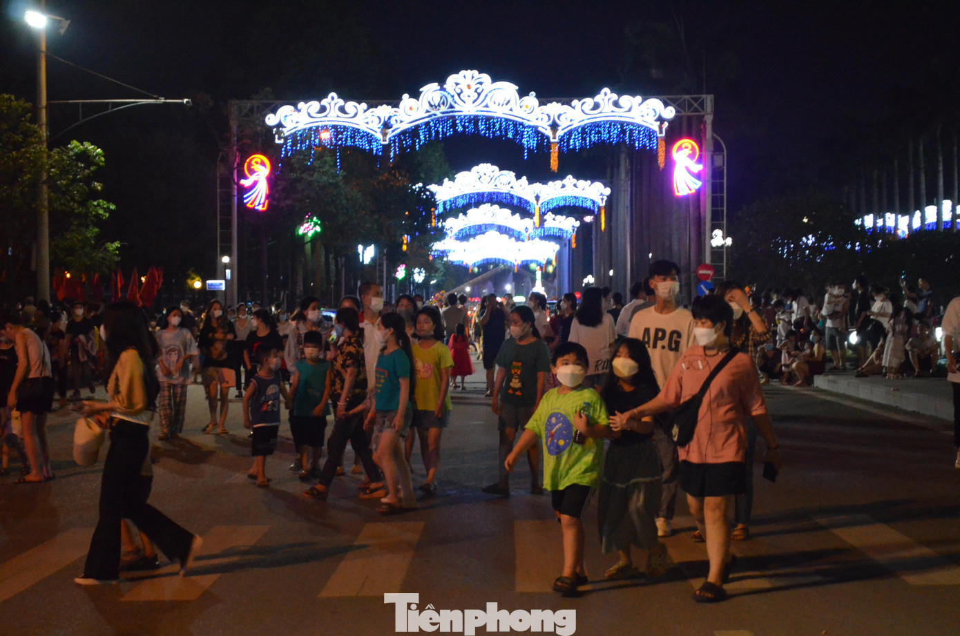 Tối thứ Bảy (30/4), dòng người tập nập đổ về khu vực công viên Nguyên Phi Ỷ Lan, tượng đài Lý Thái Tổ (TP. Bắc Ninh) để vui chơi, thưởng lãm nghệ thuật.