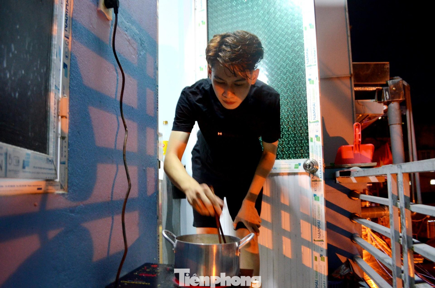 Vốn có thói quen ăn bên ngoài, bạn trẻ tên Mạnh chuyển sang mua đồ về nấu tại phòng.