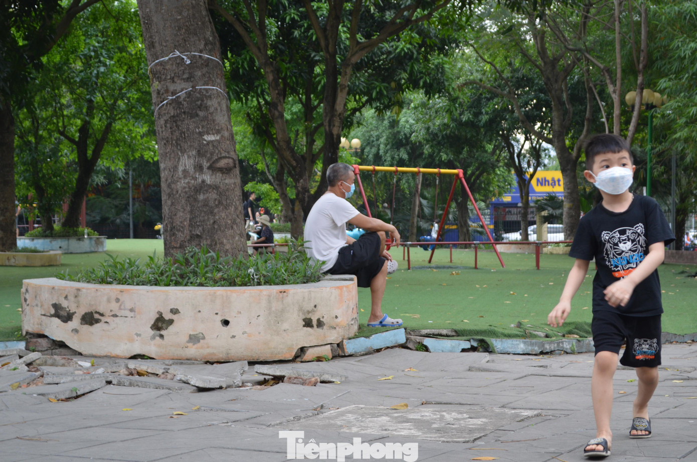 Các bồn hoa, đường đi trồi sụt.