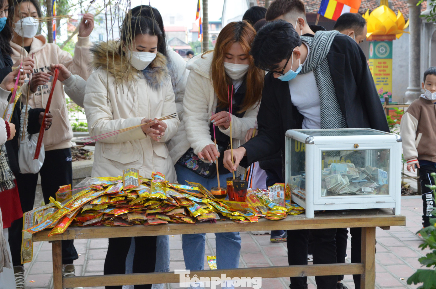 Ghi nhận của PV Tiền Phong tại chùa Bút Tháp tọa lạc tại xã Đình Tổ (huyện Thuận Thành, tỉnh Bắc Ninh) vào ngày mùng 1 Tết, có rất đông du khách thập phương đến vãn cảnh, cầu an.