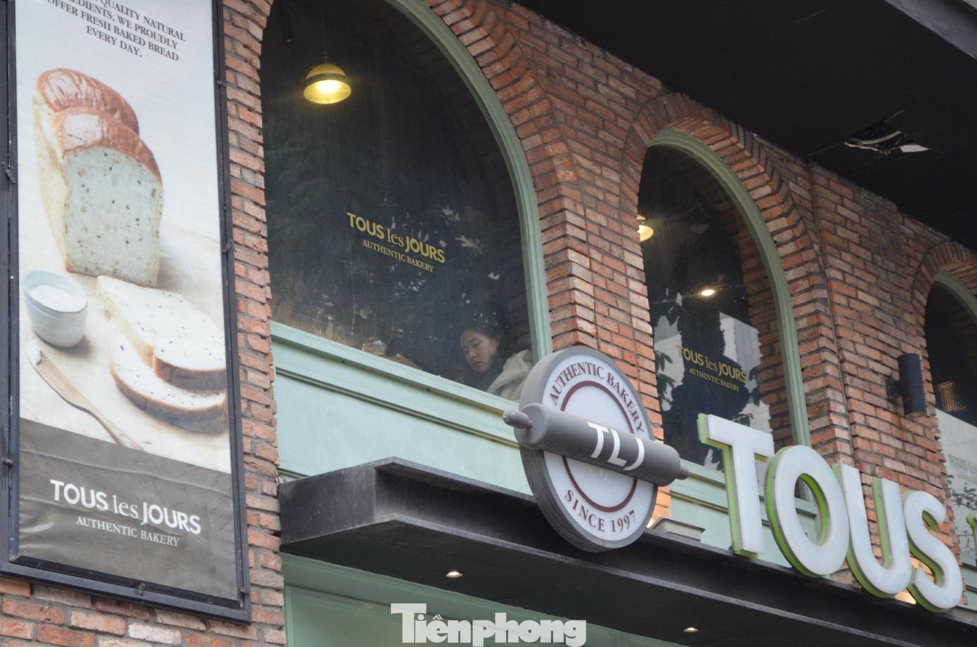 Một khách nữ hiếm hoi tại một cửa hàng trên phố Hòa Mã (quận Hai Bà Trưng).