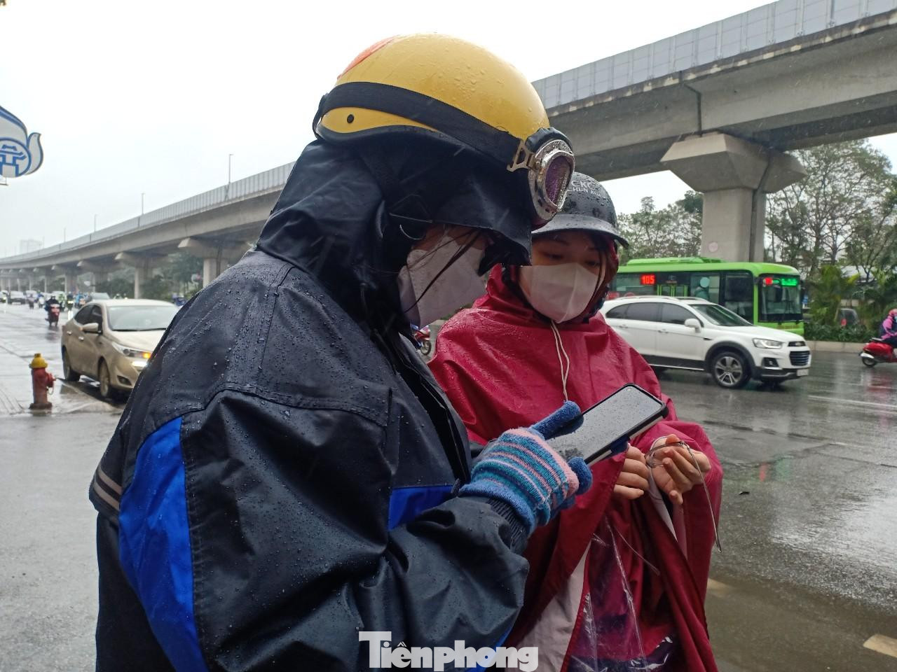 Kỳ thi Đại học vừa qua, đôi bạn thân Huệ - Hằng (là con hai ông bố nêu trên) cùng thi đỗ vào ngành Ngôn ngữ Anh nhưng ở hai trường khác nhau. Bốn tháng qua, hai em trải qua học kỳ đầu bằng hình thức online. Đến nay, hai em mới tận thấy ngôi trường mà mình sẽ gắn bó suốt 4 năm tới và sắp được trực tiếp ngồi trên ghế nhà trường vào ngày 1/3 tới đây. Hai em đã tham khảo trên mạng thì thấy quãng đường từ trường Đại học Hà Nội đến Đại học Khoa học xã hội và Nhân văn không quá xa (chỉ khoảng 1,4km) và cùng nằm trên trục đường Nguyễn Trãi, quận Thanh Xuân. Nhưng là lần đầu xa nhà, lại không có mối quan hệ thân quen, việc tìm được chỗ ở không phải dễ.