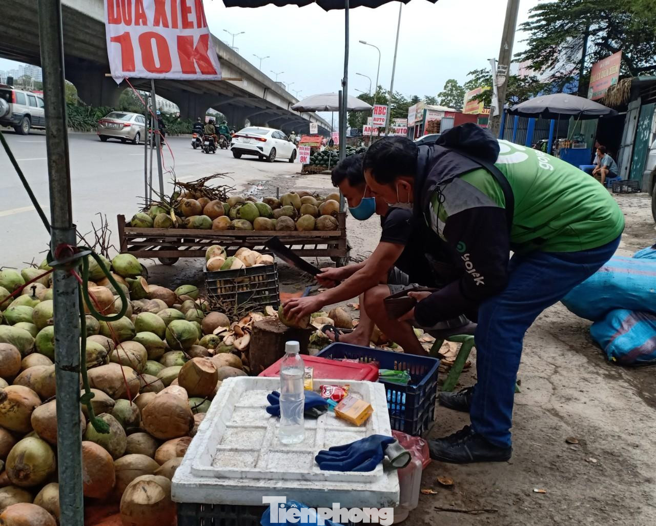 Các tiểu thương giải thích, do tình trạng nông sản vẫn ùn ứ tại cửa khẩu nên các mặt hàng được "quay đầu" rất nhiều tại Hà Nội; thậm chí là đã xuất hiện tại các tỉnh phía Bắc.