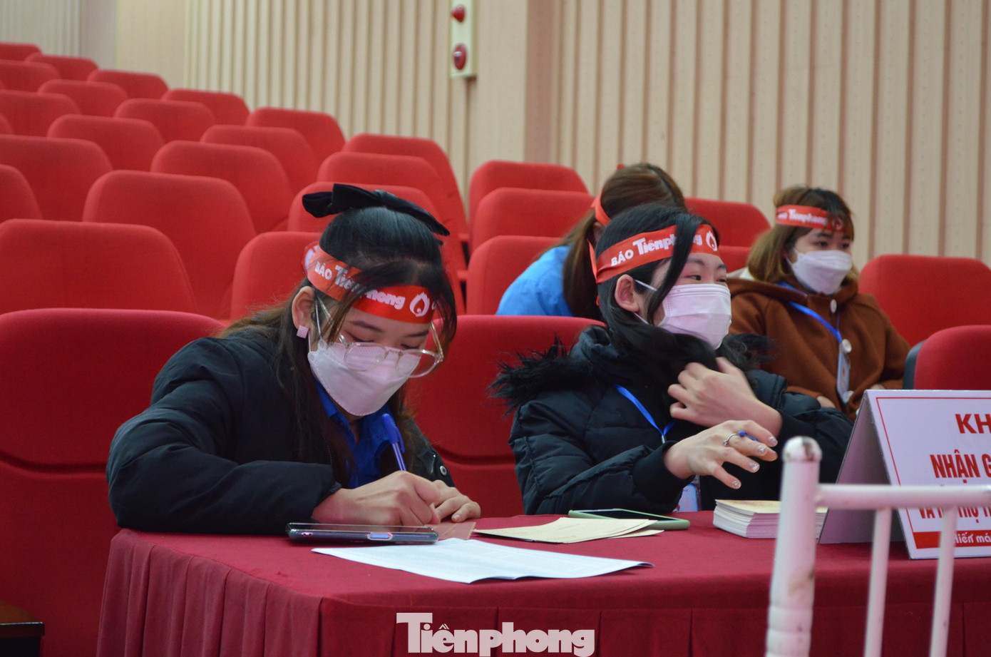 Chương trình thu hút được đông đảo các bạn đoàn viên thanh niên tham gia hỗ trợ công tác hiến máu.