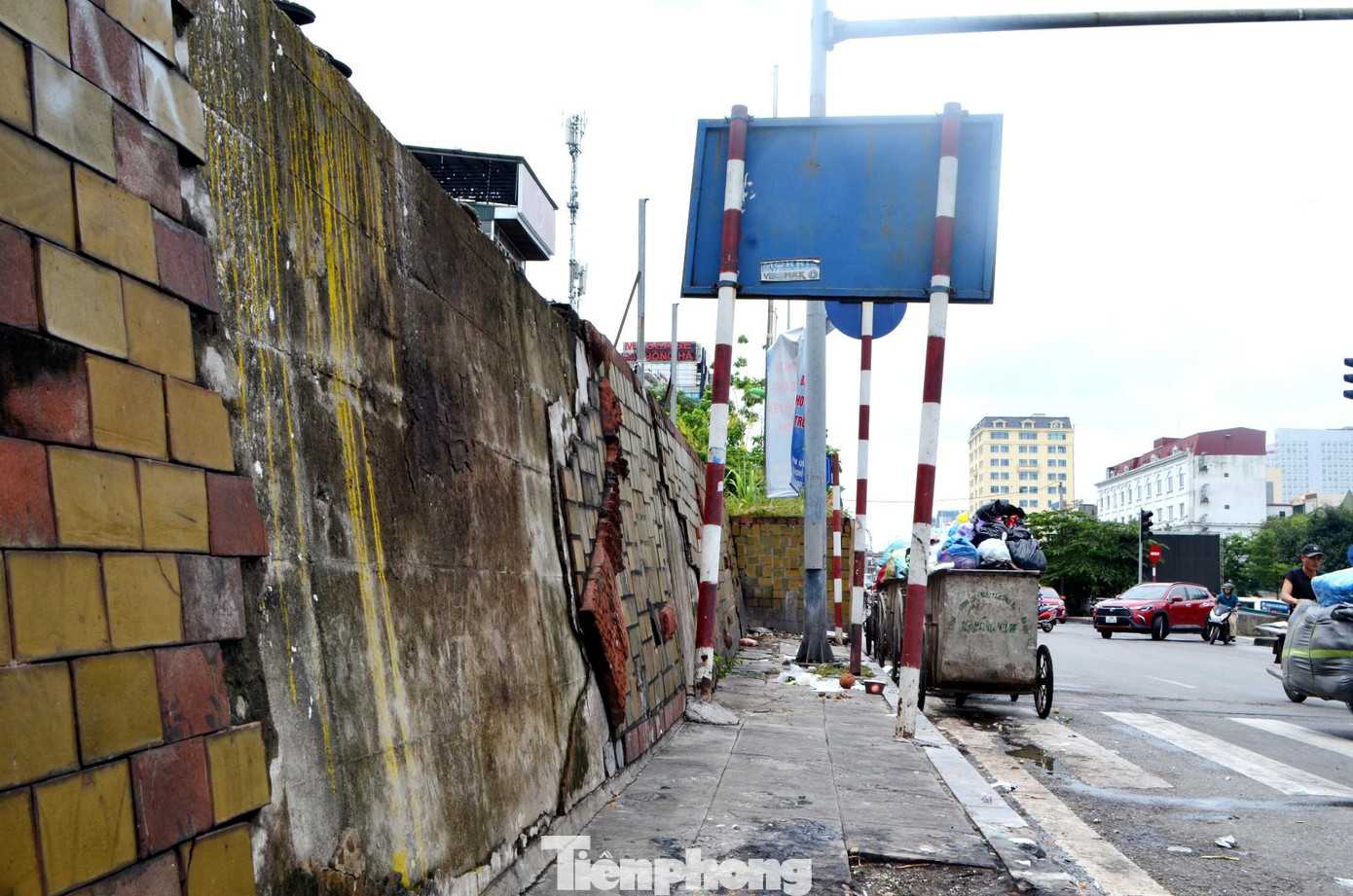 Tuy nhiên theo ghi nhận của Tiền Phong, hiện nay các mảnh gốm ở nhiều vị trí lại tiếp tục bị bong tróc, rơi rụng nhiều mảng lớn.