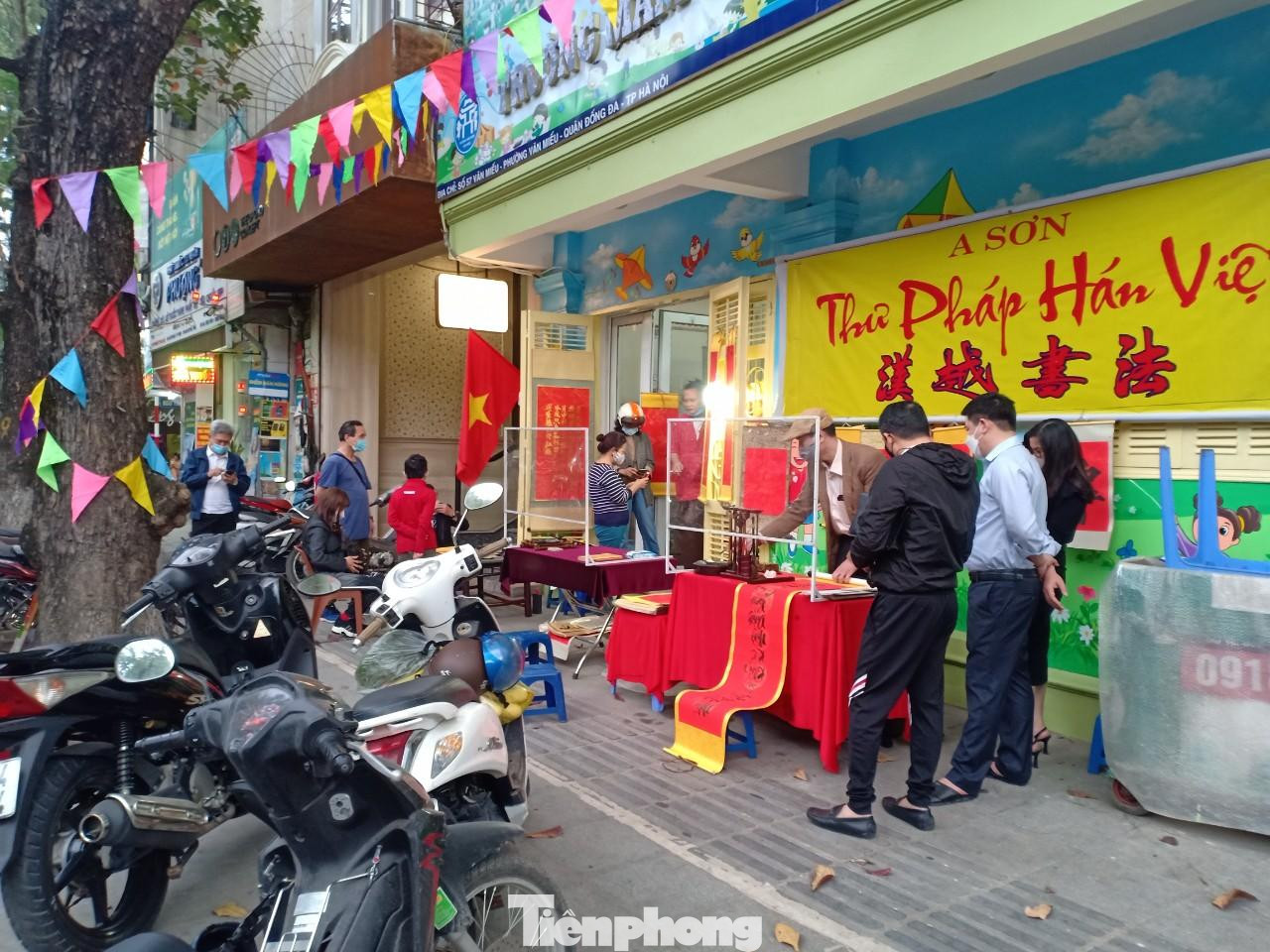 Trong khi đó, ở các khu đường đối diện khu di tích, hoạt động cho chữ vẫn diễn ra bình thường.