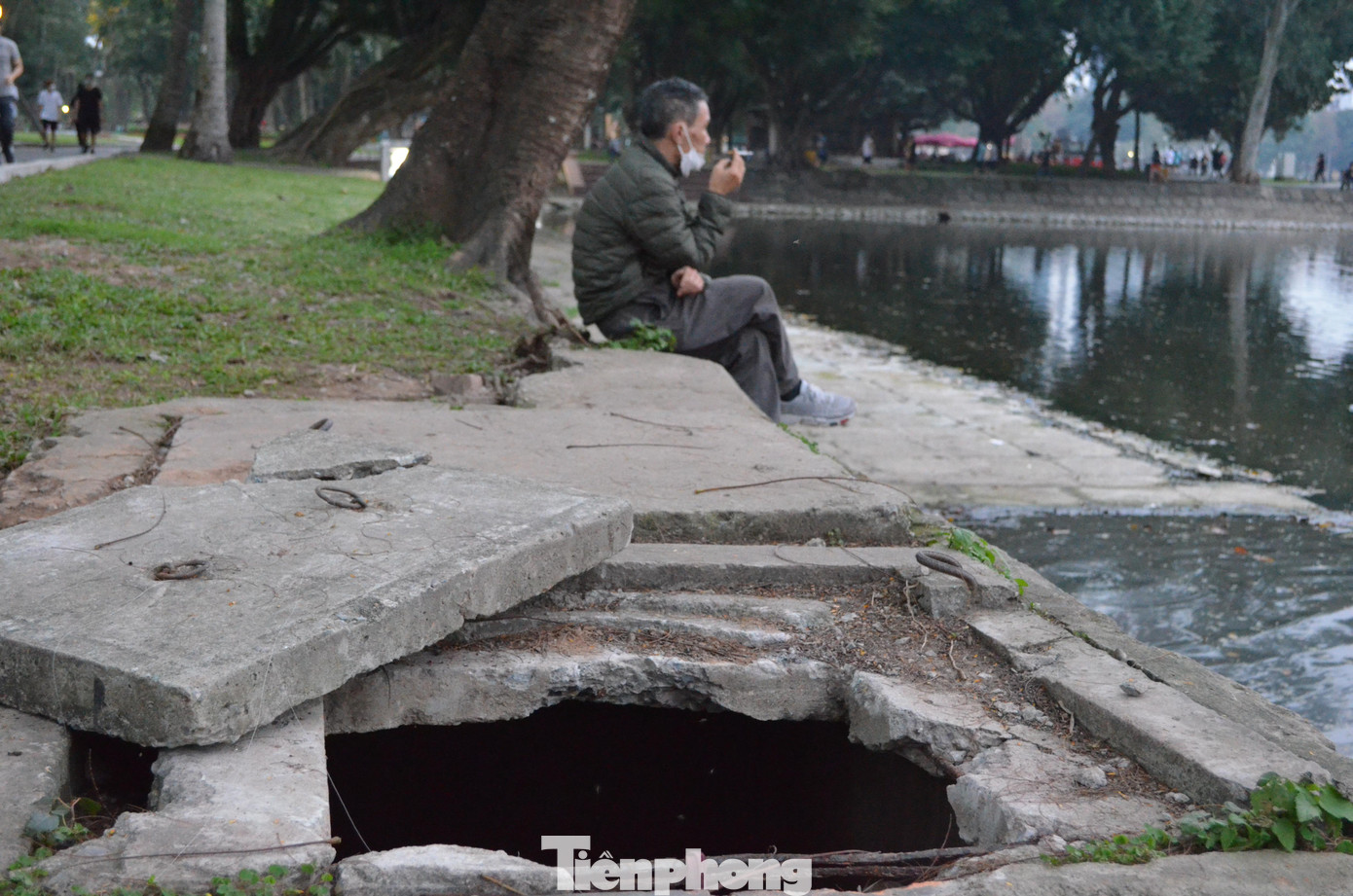 Một chiếc cống bị bật tung nắp gây nguy hiểm cho người tản bộ.