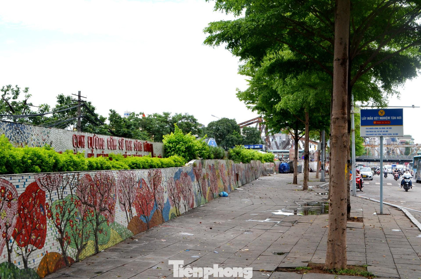 Con đường gốm sứ là công trình chào mừng Đại lễ 1.000 năm Thăng Long - Hà Nội (vào năm 2010), thuộc địa phận quận Hoàn Kiếm và Tây Hồ. Con đường bắt đầu thực hiện năm 2008, có chiều dài gần 4.000m, diện tích 7.000m2 với mức kinh phí 65 tỷ đồng.