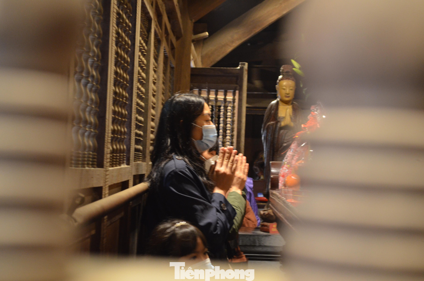 Những người đi lễ chùa đầu năm cầu xin đức Phật phù hộ cho gia đình, bạn bè, cho những người thân yêu một năm đủ đầy, hạnh phúc và gặp nhiều may mắn...