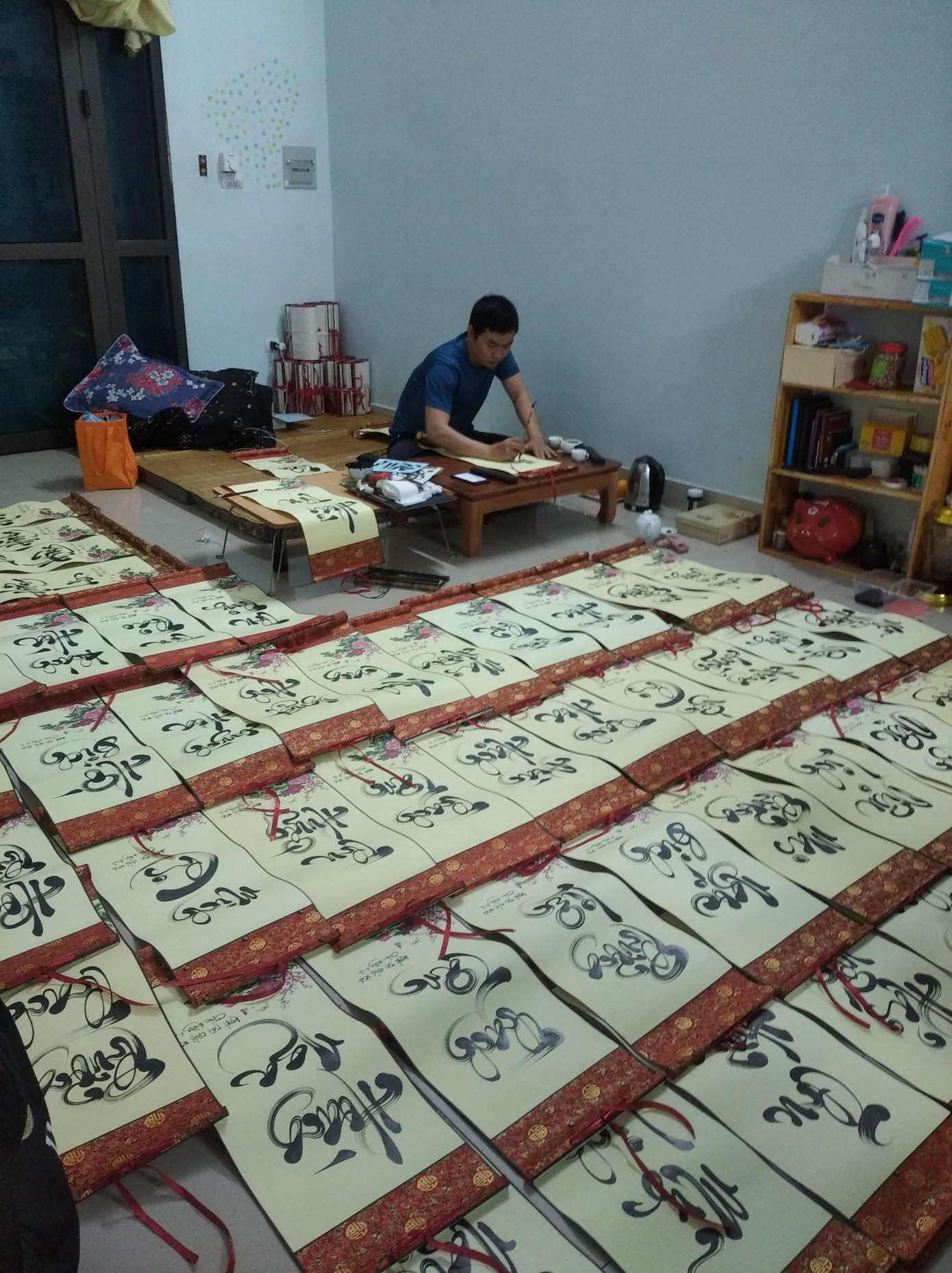 Sau khi tốt nghiệp chuyên ngành Mỹ thuật, ĐH Sư phạm Hà Nội, Tuấn làm công việc chính là vẽ tranh tường, sáng tác tranh nghệ thuật. Những dịp cuối năm “hóa thân” thành ông Đồ đi cho chữ.