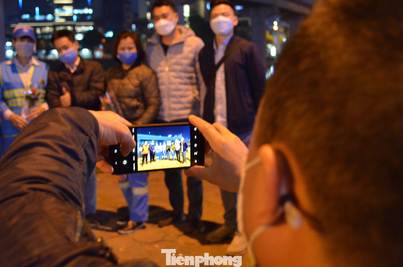 Một bạn trẻ lưu lại tấm ảnh kỷ niệm bên các đồng nghiệp nữ của mình.